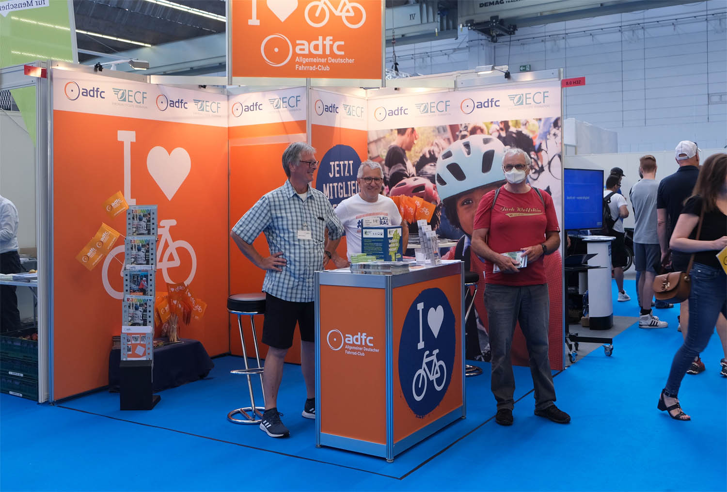 ADFC-Stand auf der EUROBIKE 2022. Er hätte vielleicht etwas größer und auffälliger ausfallen können, denn rundherum wurde beim Standbau geklotzt und nicht gekleckert. Aber das merken wir uns – gemeinsam mit dem Bundesverband – vor für das nächste Jahr
Alle Bilder: Dagmar Berges