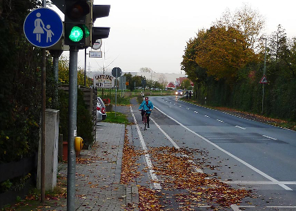 Flörsheim-Weilbach: zuvor in beiden Fahrtrichtungen benutzungspflichtiger Radweg, jetzt dürfen Radler hier jeweils rechts der Fahrbahn oder auf ihr fahren