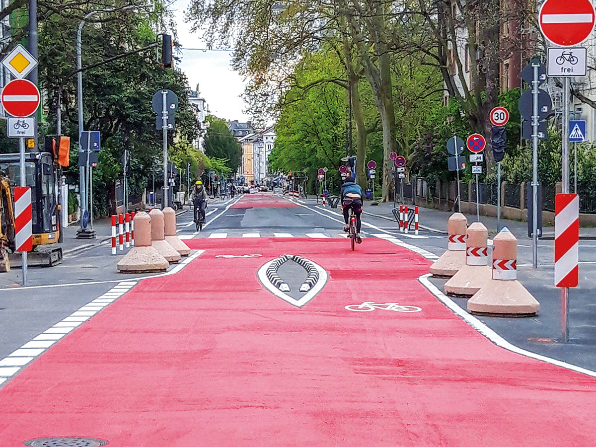 Hier geht's jetzt nur noch für Radfahrer:innen geradeaus weiter, Autos müssen nach links ausweichen: Diagonalsperre an der Kreuzung Oeder Weg / Holzhausenstraße Bertram Giebeler