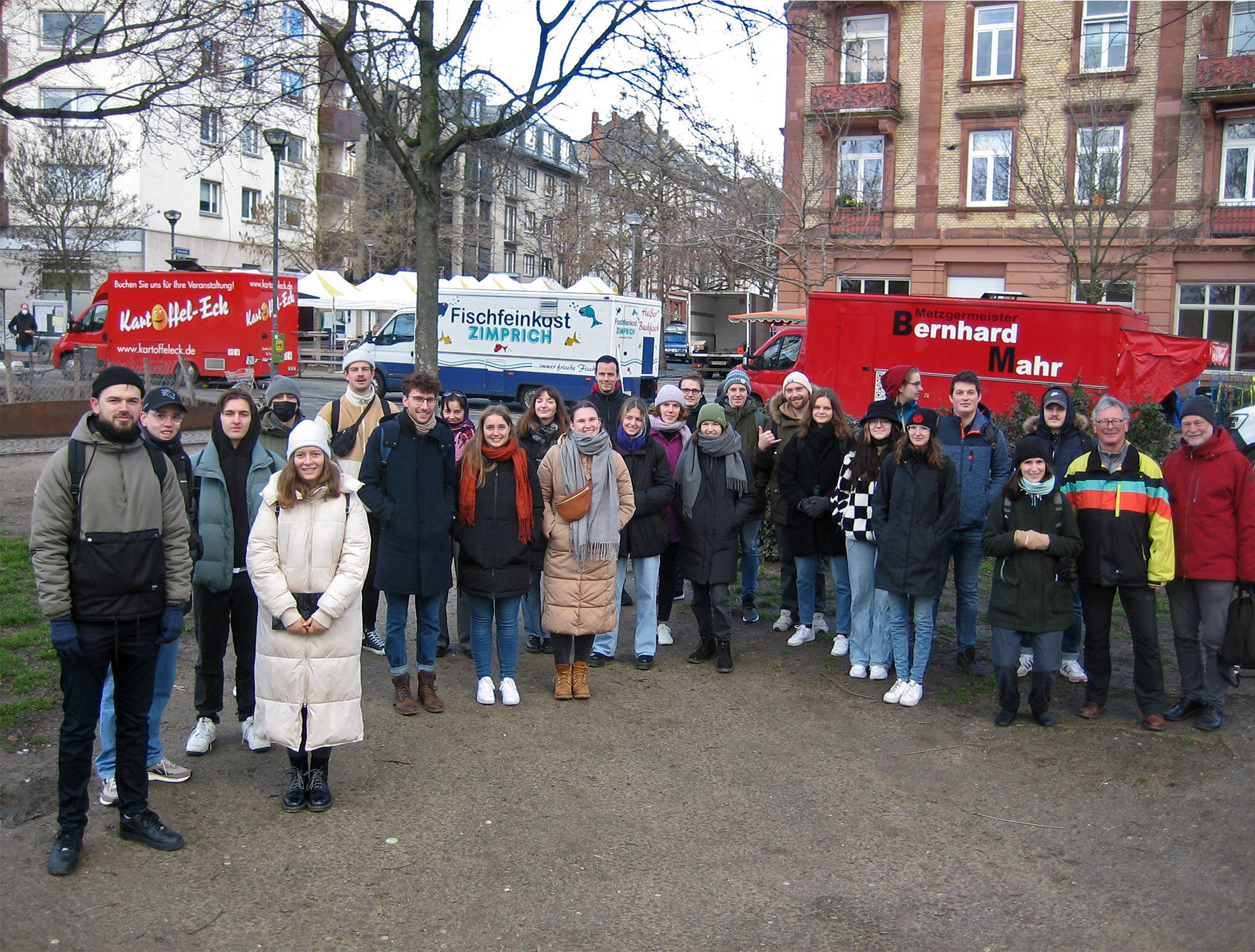 Die Seminarteilnehmer*innen auf dem Friedberger Platz. Am rechten Bildrand von rechts: Matthes Müller, Radentscheid; Bertram Giebeler, ADFC; Prof. Dr. Malve Jacobsen, Uni Mainz. Bild: Uni Mainz