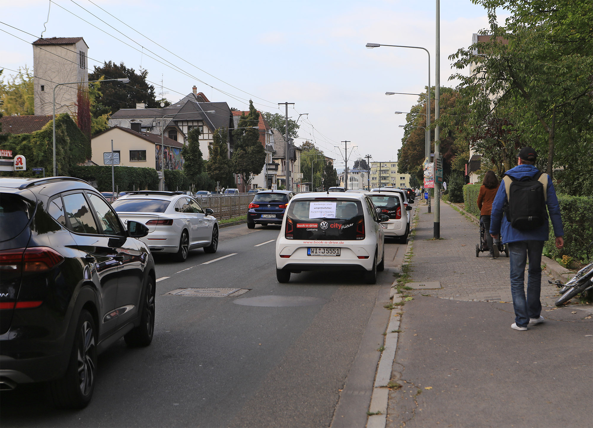 Hier blockieren einige Autos – völlig regelkonform - den rechten Fahrstreifen der Eschersheimer Landstraße. Und das an einem Freitagnachmittag mitten im Berufsverkehr. Und es passiert – nichts! Foto: ADFC Frankfurt/Foto-AG