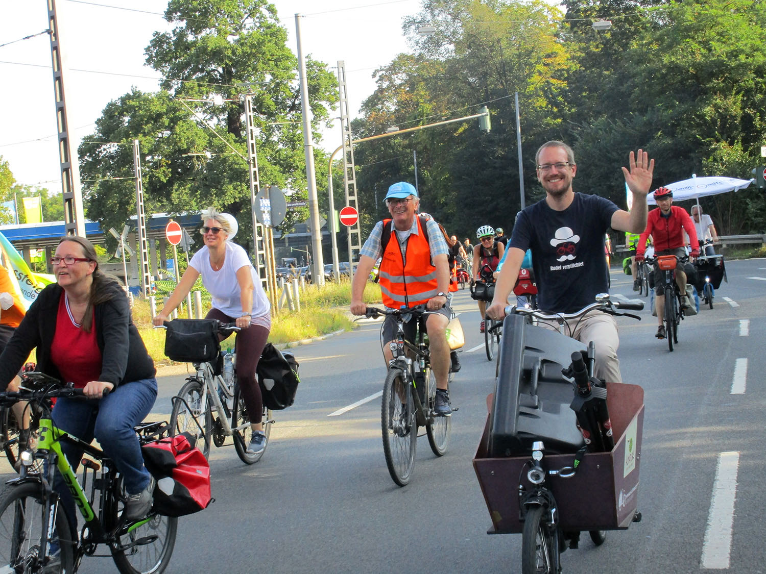 Gute Stimmung bei der kurzen Fahrraddemo am Montag 6.9. in Frankfurt zum Auftakt der Stafette nach MünchenFoto: Peter Sauer