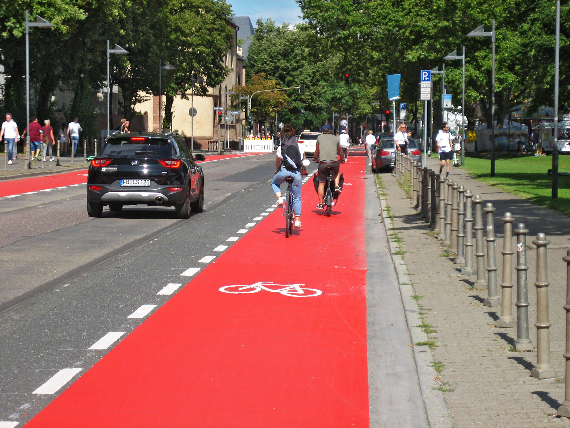 In leuchtendem Rot erstrahlt die neue Radverkehrsführung am Mainkai. Irgendwann wird er dann wieder autofreiFoto: Bertram Giebeler