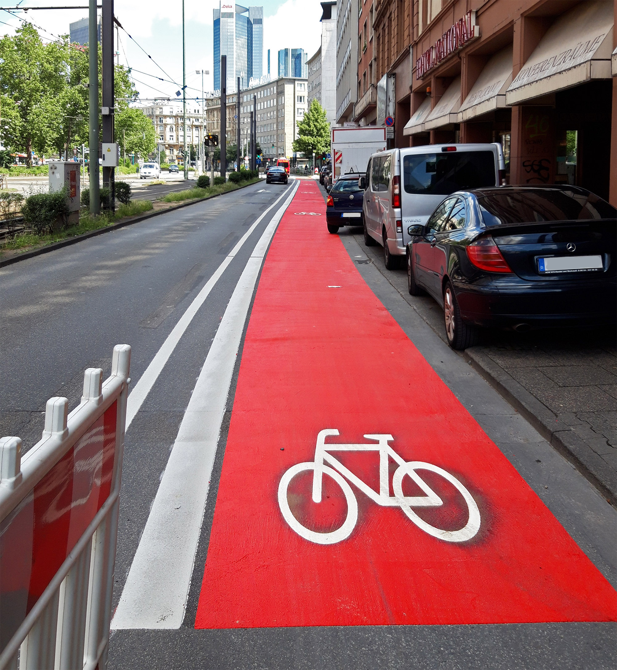 In leuchtendem Rot präsentiert sich der neue Radstreifen Baseler-Straße - Am Hauptbahnhof. Leider erst einmal nur in eine Richtung, aber immerhinFoto: Bertram Giebeler