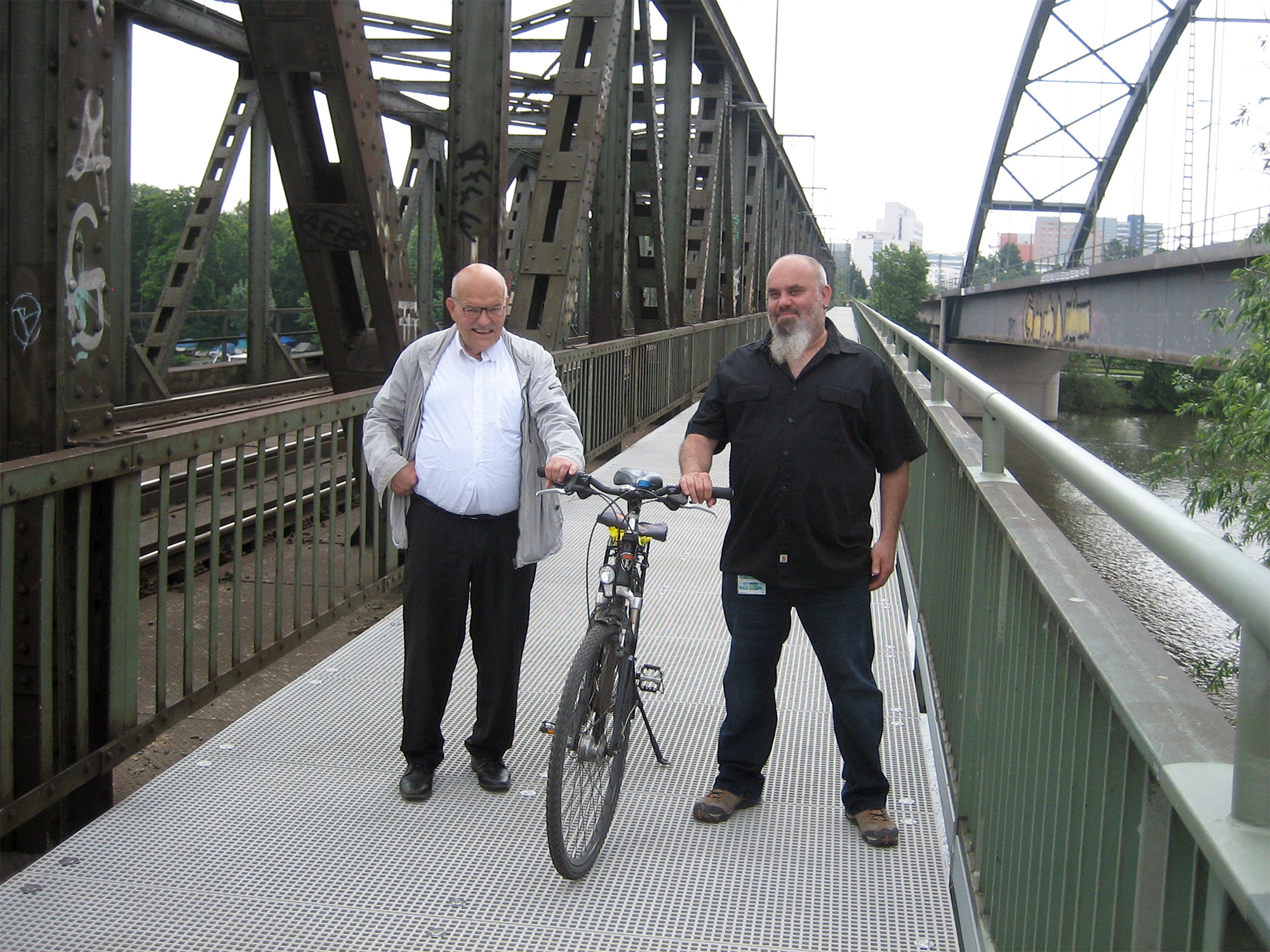 Das freut den Verkehrsdezernenten Klaus Oesterling (li) und den Brückenbau-Projektleiter vom ASE (Amt für Straßenbau und Erschließung), Markus Wittmann: der Fuß- und Radweg über den Main an der Niederräder Brücke ist wieder freiFoto: Bertram Giebeler