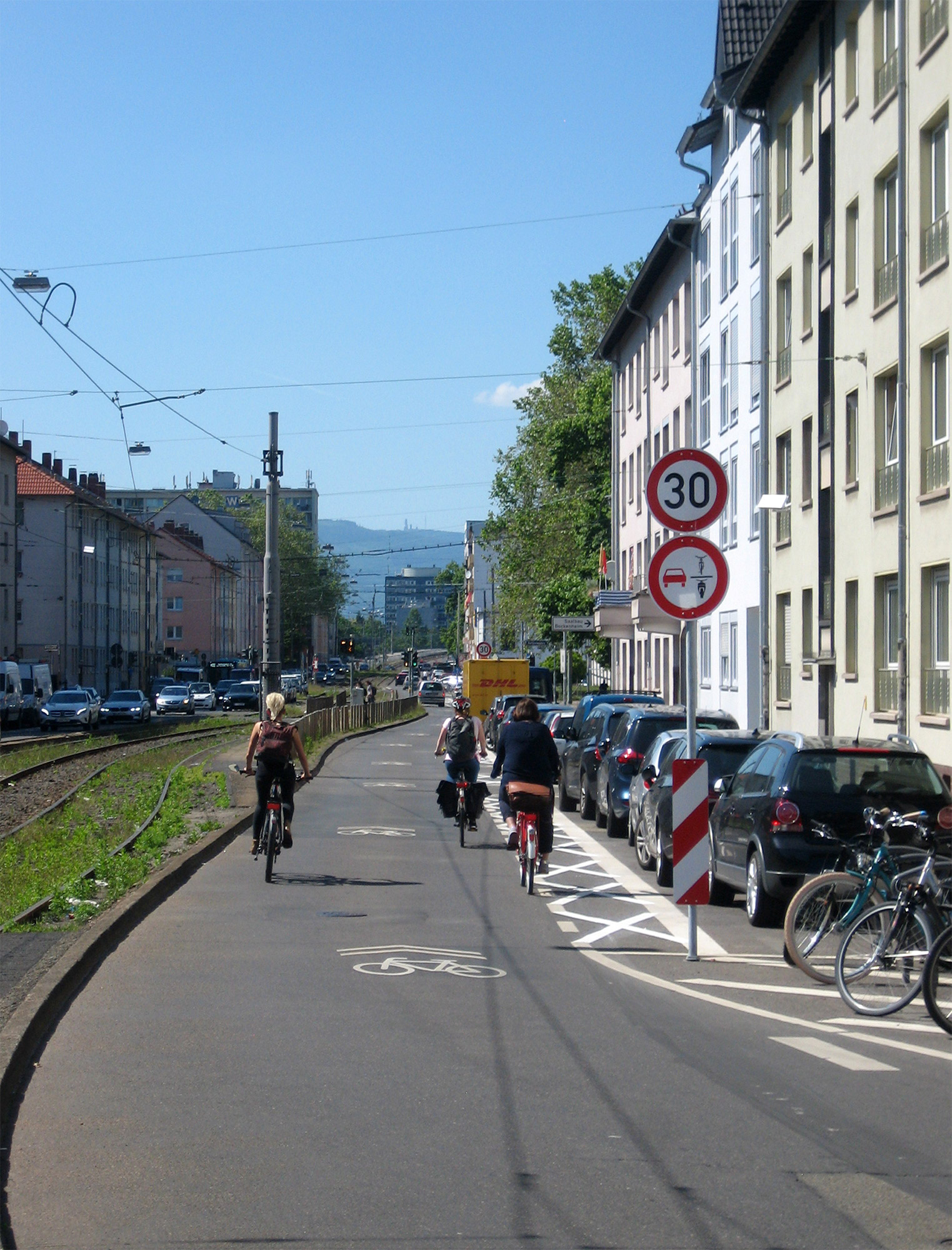 Das müsste doch jetzt jeder Depp kapieren: hier dürfen Radfahrer*innen nicht überholt werden, denn sie fahren zu Recht mitten auf der Fahrbahn – siehe Piktogramm, und die Zone direkt neben den parkenden Autos ist nicht der Schutzstreifen, sondern die Türöffnungszone, den die Radfahrer*innen meiden müssenFoto: Bertram Giebeler