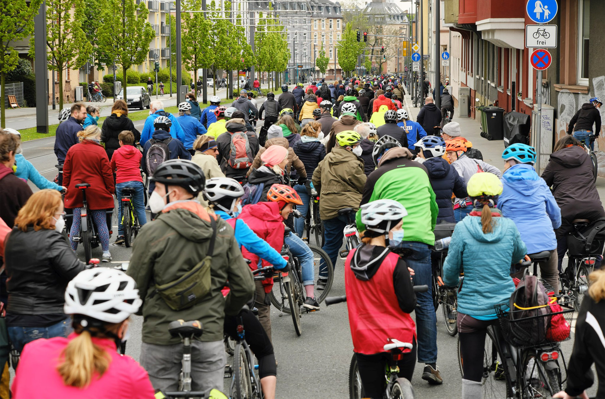 Hier, an der Friedberger Landstraße, stoppte der Zug kurz – genau an der richtigen Stelle, denn hier fehlt der Radweg! Foto: Uli Molter