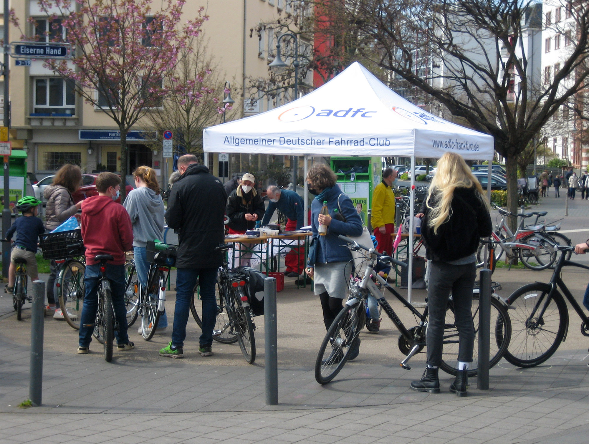 Schnappschuss von der ersten Codieraktion des ADFC Frankfurt in diesem Jahr am Maria-Ward-Platz im Nordend. Man sieht, das Team hat gut zu tun, der Andrang ist beachtlichFoto: Bertram Giebeler