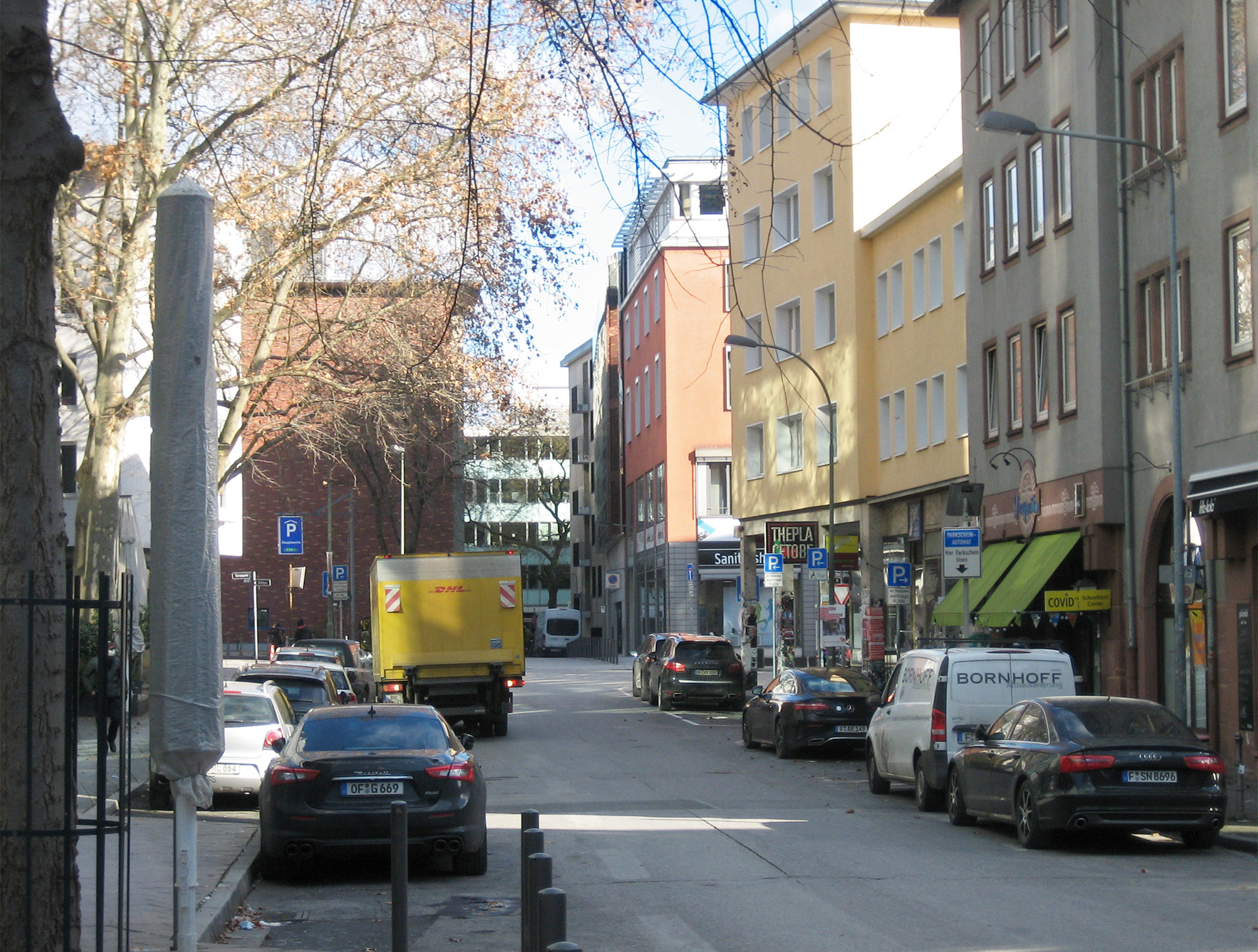 In Zukunft weniger Blech, dafür mehr Capuccino: die Weißadlergasse in der City wird von unnötigen Parkständen befreit, bis auf eine Lieferzone und wenige Behinderten-ParkplätzeFoto: Bertram Giebeler