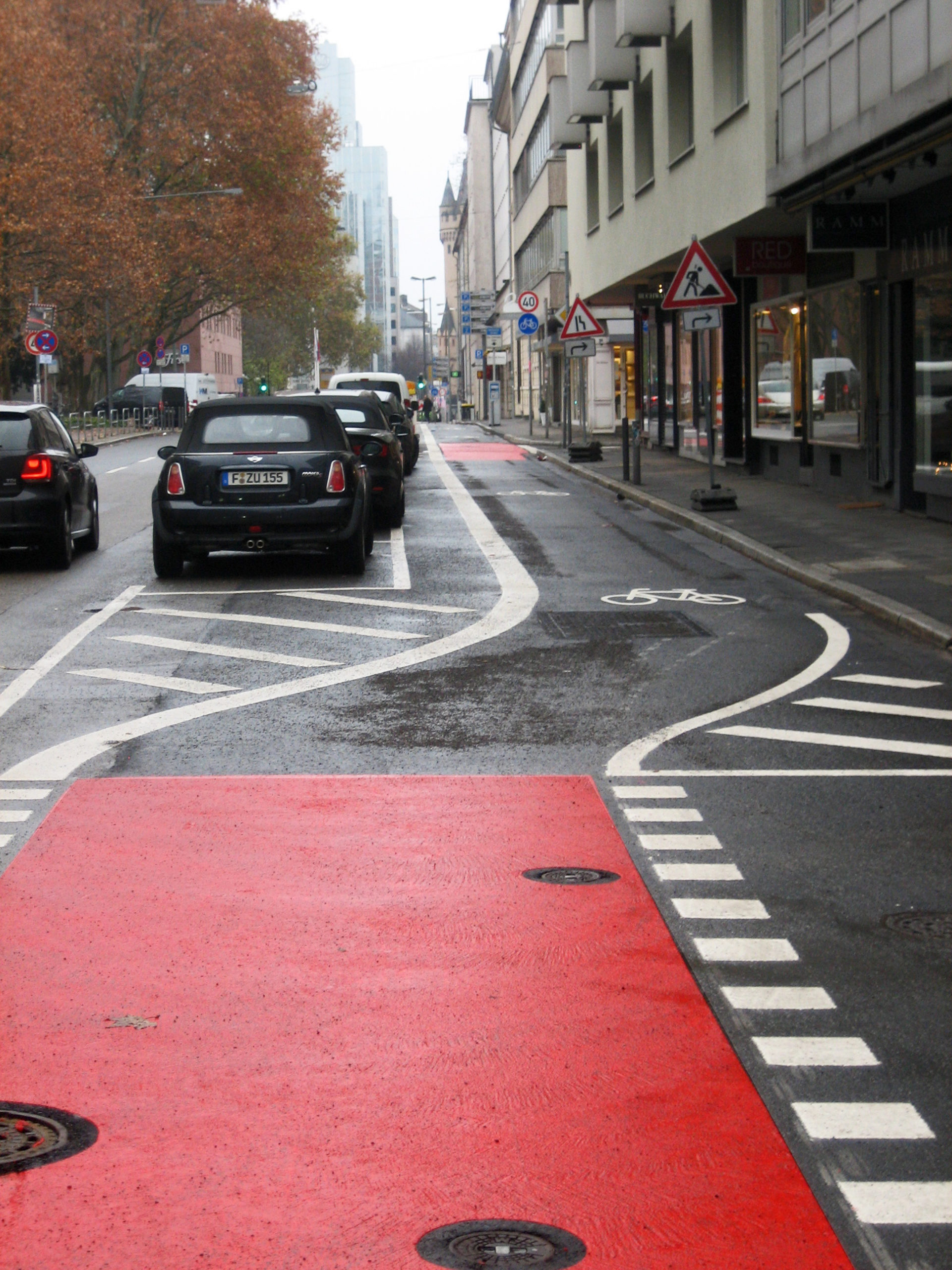 Sperrfläche gegen Türöffnung und Parkstände links daneben: so kann man auch einen Radstreifen schützen, wie hier abschnittsweise an der HochstraßeFoto: Bertram Giebeler