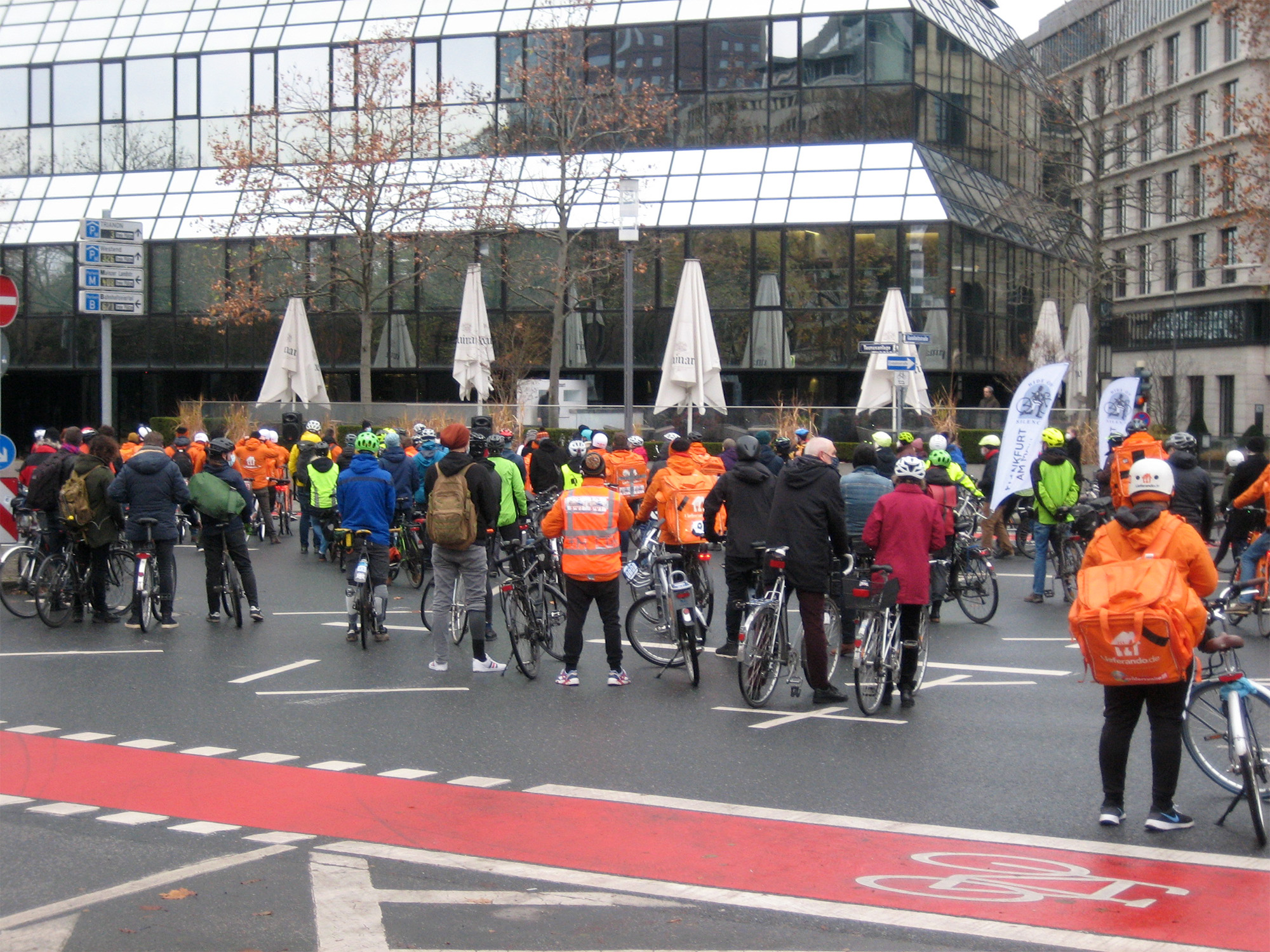 Eine von drei Kurz-Kundgebungen der Demo am 5. Dezember, aus traurigem Grund: hier, an der Taunusanlage, wurde vor gut einem Jahr der Kantinenleiter eines nahegelegenen Bürohochhauses auf dem Fahrrad getötetFoto: Bertram Giebeler