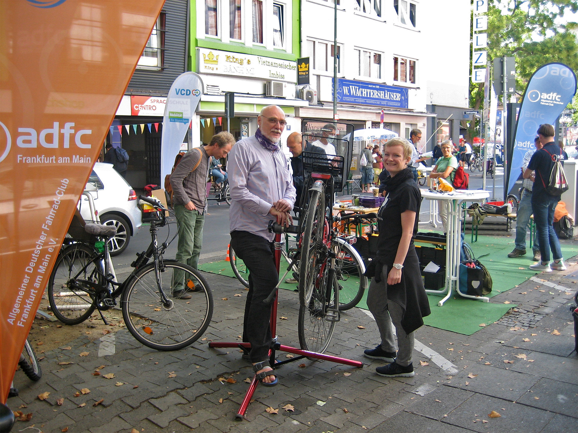 Fahrrad-Check beim PARK(ing) Day 2020: Rainer Mai von der ADFC-Technik-AG überprüft Fahrräder, hier das der ADFC-Aktiven Anke Bruss vom Infostand-TeamBild:Bertram Giebeler