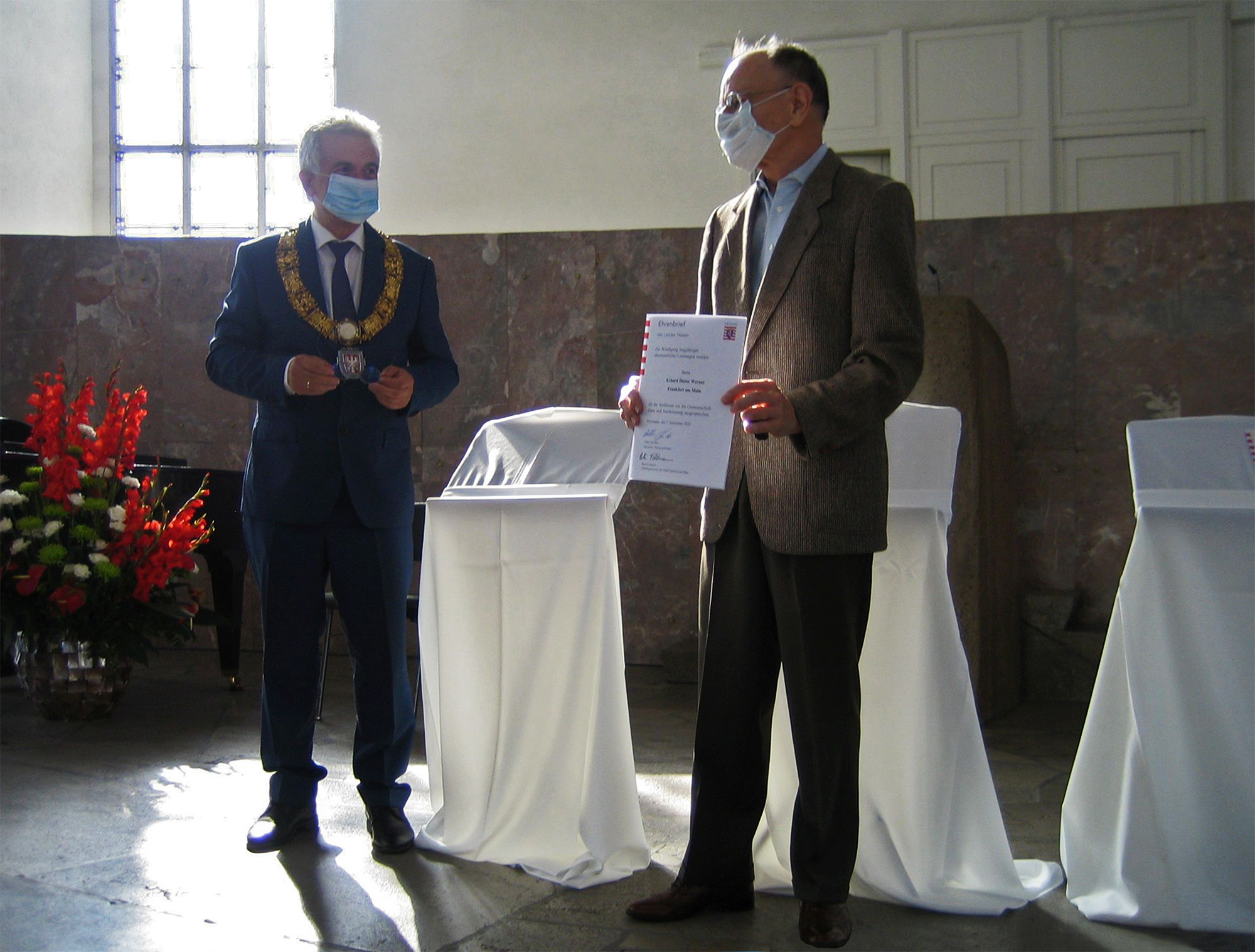 Ehrung unter Corona-Bedingungen: Dieter Werner bekommt vo OB Feldmann in der Paulskirche den Ehrenbrief des Landes Hessen überreicht Foto: Helmut Lingat