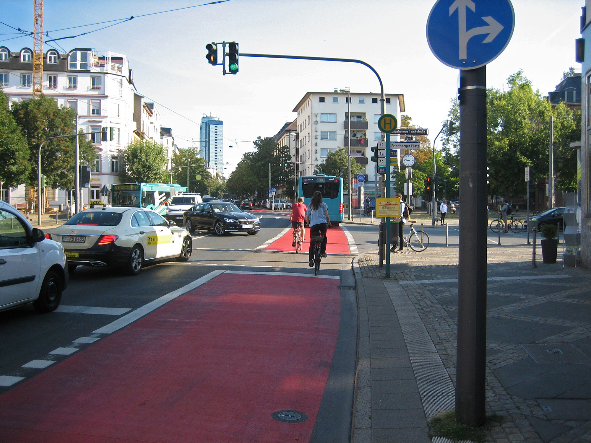 Radstreifen mit Busfahr-Erlaubnis: die neue Realität auf der Friedberger LandstraßeBild: Bertram Giebeler