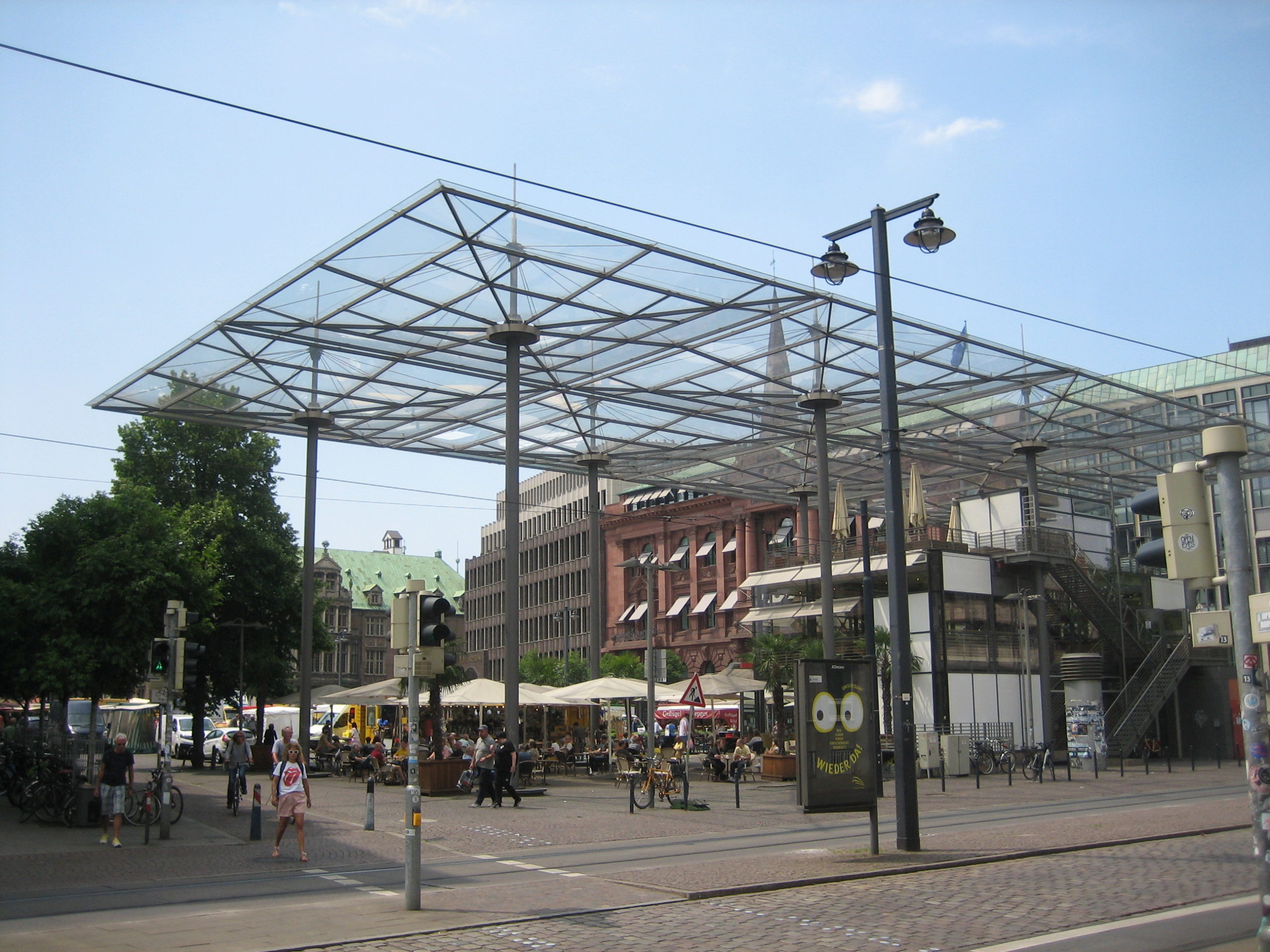 Idee: eine elegante Überdachung wie hier am Bremer Domshof könnte auch am Mainufer entstehen. Events darunter könnten das bislang tote westliche Ende des Mainkais im Bereich der Untermainbrücke belebenBild: Bertram Giebeler