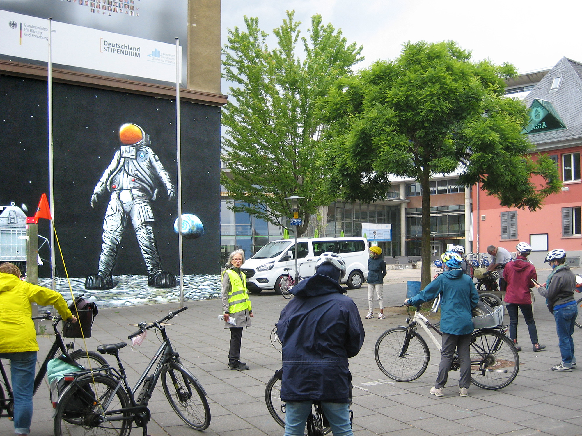 Iris Nattermann erläutert eins von zahlreichen Kunstwerken, hier an der UAS (Fachhochschule) das Graffito "Mondlandung" von Philipp Schäfer. Hier gab es auch reichlich Platz für Abstand Bild: Bertram Giebeler