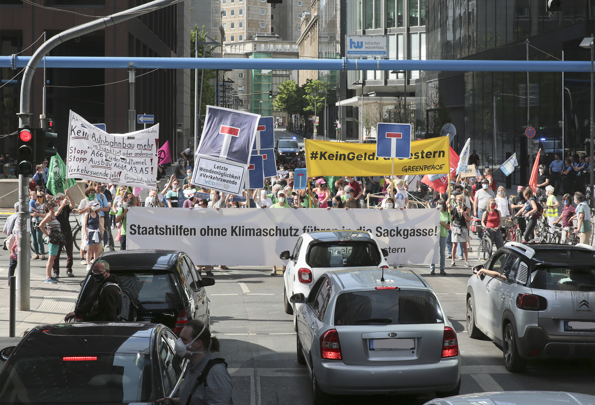 Die Demo gegen die Autokaufprämie macht den Frankfurter Cityring für eine halbe Stunde zur SackgasseBild: VCD Hessen