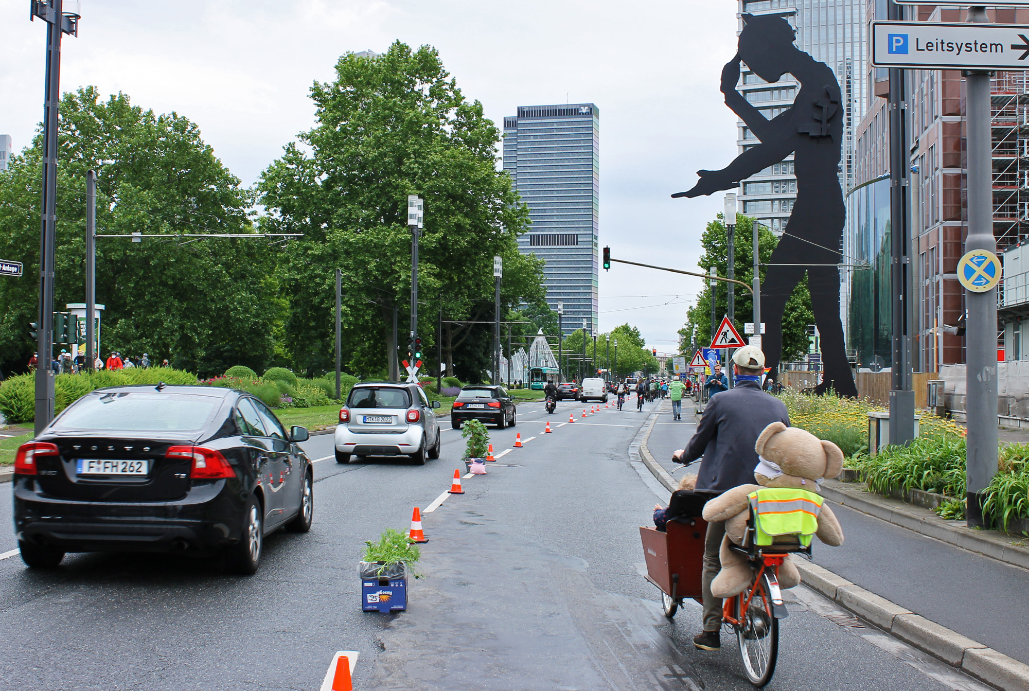 PopUp-Radstreifen auf der Friedrich-Ebert-Anlage in Frankfurt am MainBild: Ansgar Hegerfeld