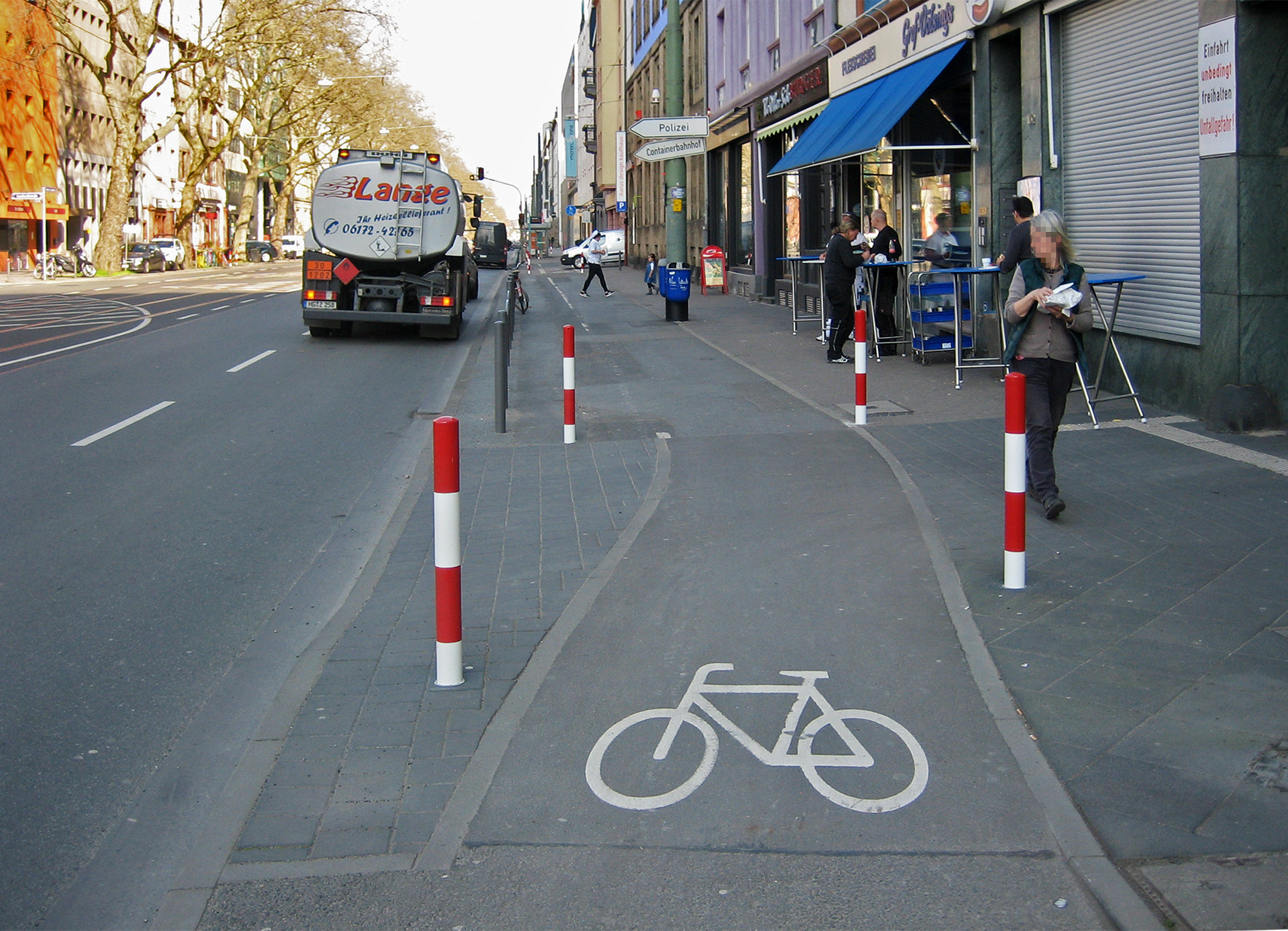 Da schmeckt doch die Rindswurst gleich viel besser: Vor Gref-Völsings Kult-Metzgerei an der Hanauer Landstraße stehen jetzt keine Autos mehr auf Geh- und Radweg!Bild: Bertram Giebeler