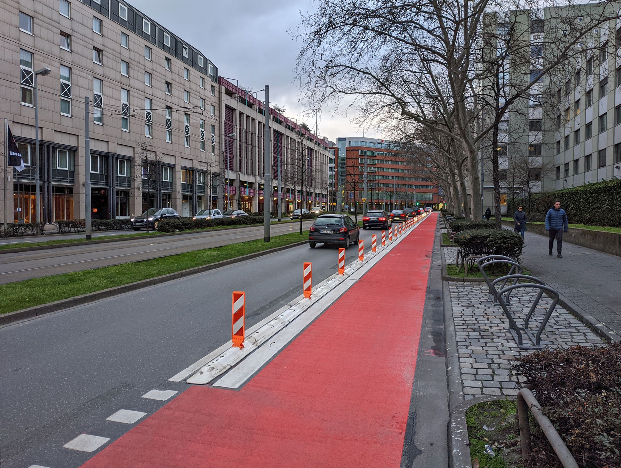 Breit genug zum überholen für zwei Radfahrer, geschützt gegen zu enges Überholen durch KFZ und gegen Falschparken: der Radstreifen an der Konrad-Adenauer-StraßeBild: Radentscheid Frankfurt