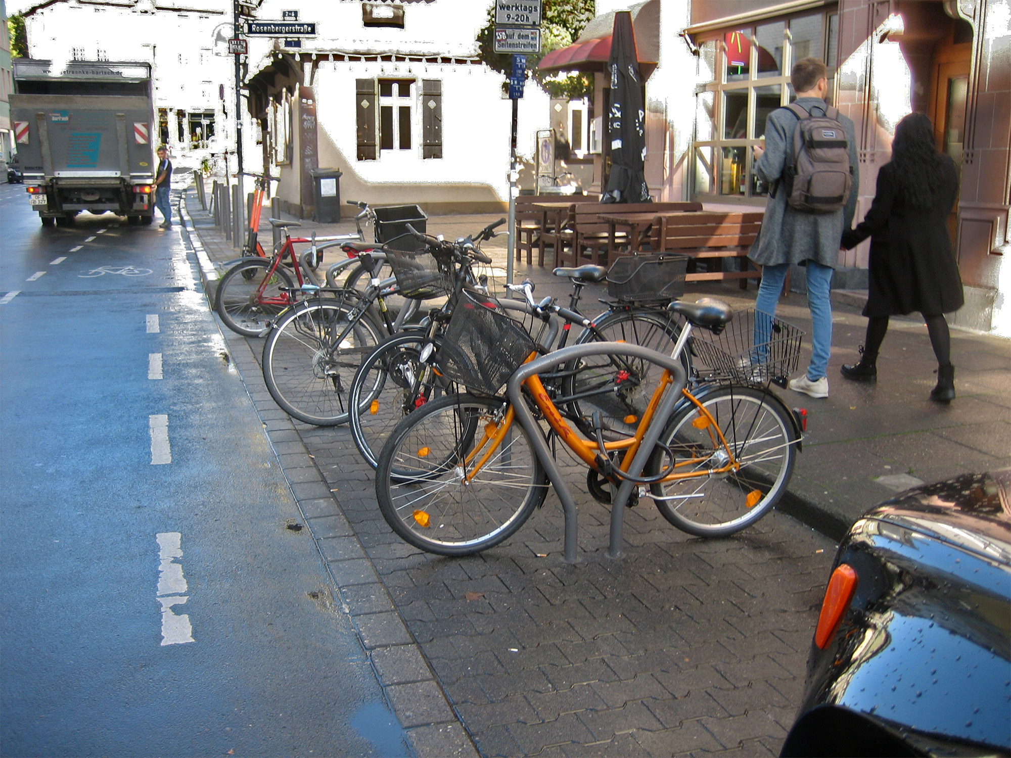 Das brauchte zwei Jahre zähes Lobbyieren seitens findiger Geschäftsleute: 10 Abstellplätze für Fahrräder in der Alten Gasse für einen Auto-Parkplatz. Übrigens: dass ein Liefer-LKW auf dem Fahrrad-Schutzstreifen steht, wie im Hintergrund, ist dort leider "Normalzustand"Bild: Bertram Giebeler