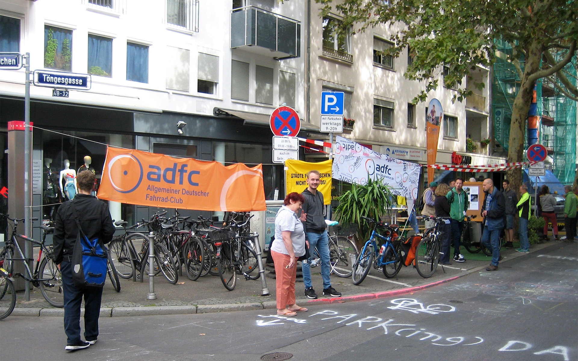 Partystimmung am ADFC-Stand beim Parking Day 2018 auf der Töngesgasse.Bild: Foto-AG ADFC Frankfurt