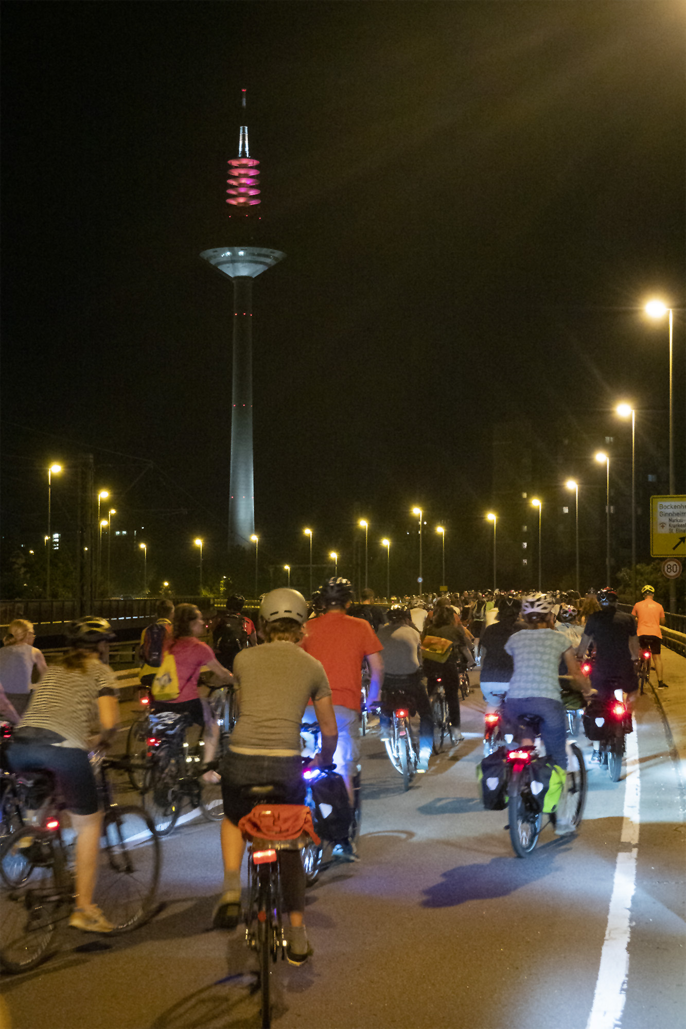 So war die ADFC bike-night auch 2019 wieder: bunt, fröhlich und hin und wieder auch laut!Foto: ADFC Frankfurt/Foto AG
