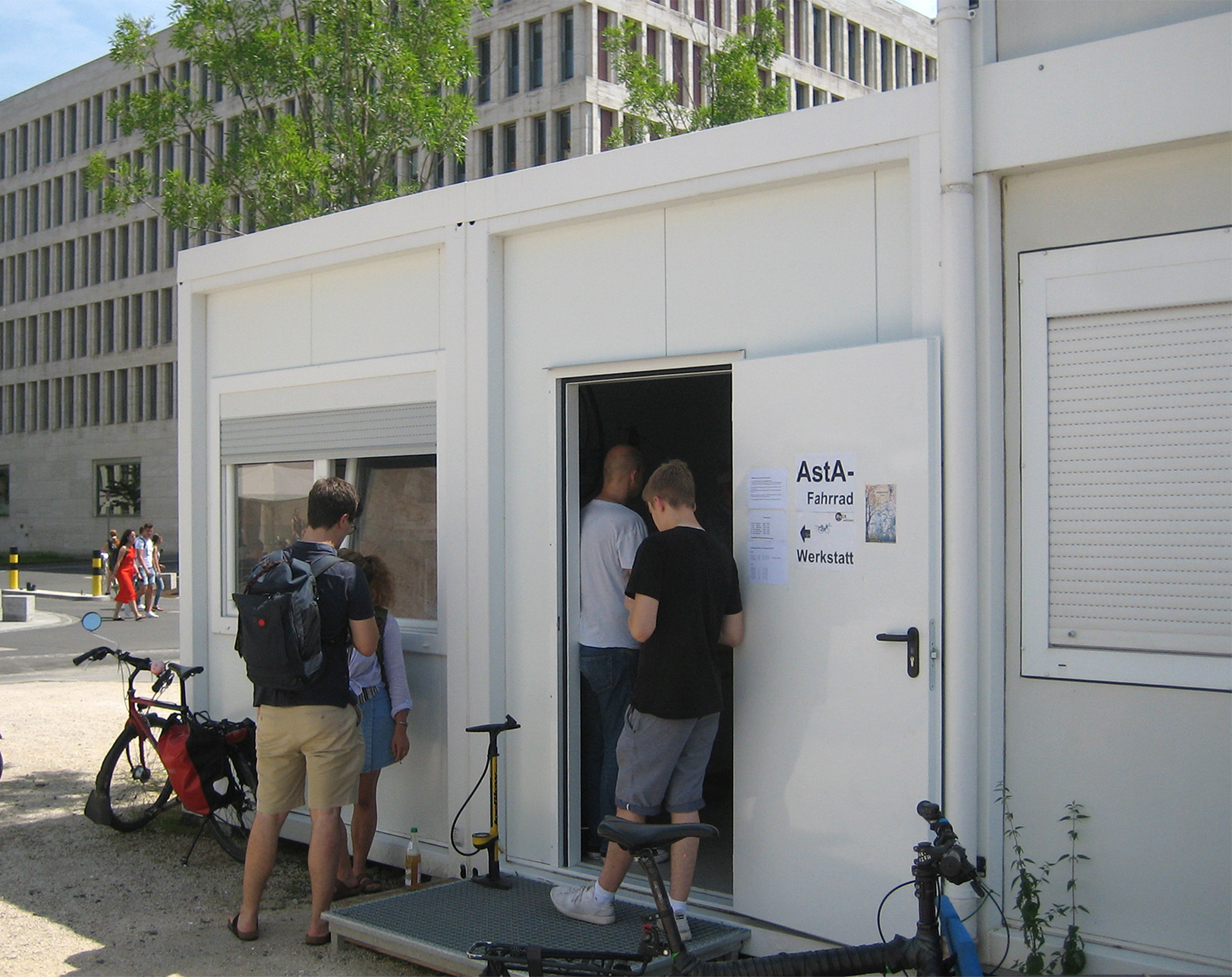 Hier kann jetzt unter Anleitung geschraubt werden, wenn das Fahrrad defekt ist: die Selbsthilfe-Werkstatt auf dem Campus Westend an der Max-Horkheimer-Straße Foto: Bertram Giebeler