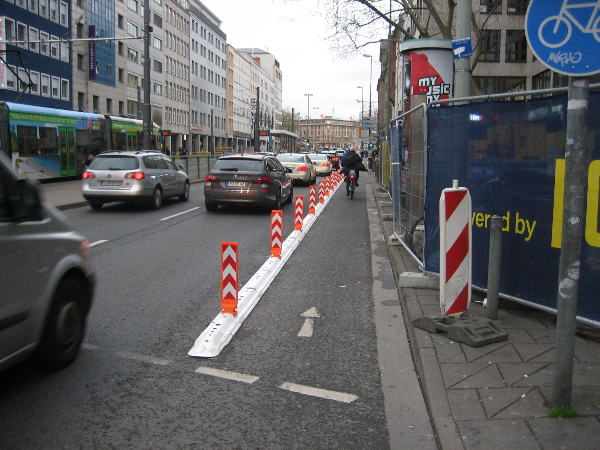 Endlich! Am notorischen Falschpark-Hotspot Düsseldorfer Straße wurde jetzt der Radstreifen mit Klemmfixen geschützt. Leider gibt es eine Lücke für die Nachtbushaltestelle, in die sich auch prompt schon die Falschparker hineinzwängen. Hier soll aber bald Abhilfe geschaffen werden. Übrigens: so etwas ist keine "protected bike lane", sondern nur eine Defensivmaßnahme auf kurzer Strecke gegen das Zuparken von Rad- und Schutzstreifen.