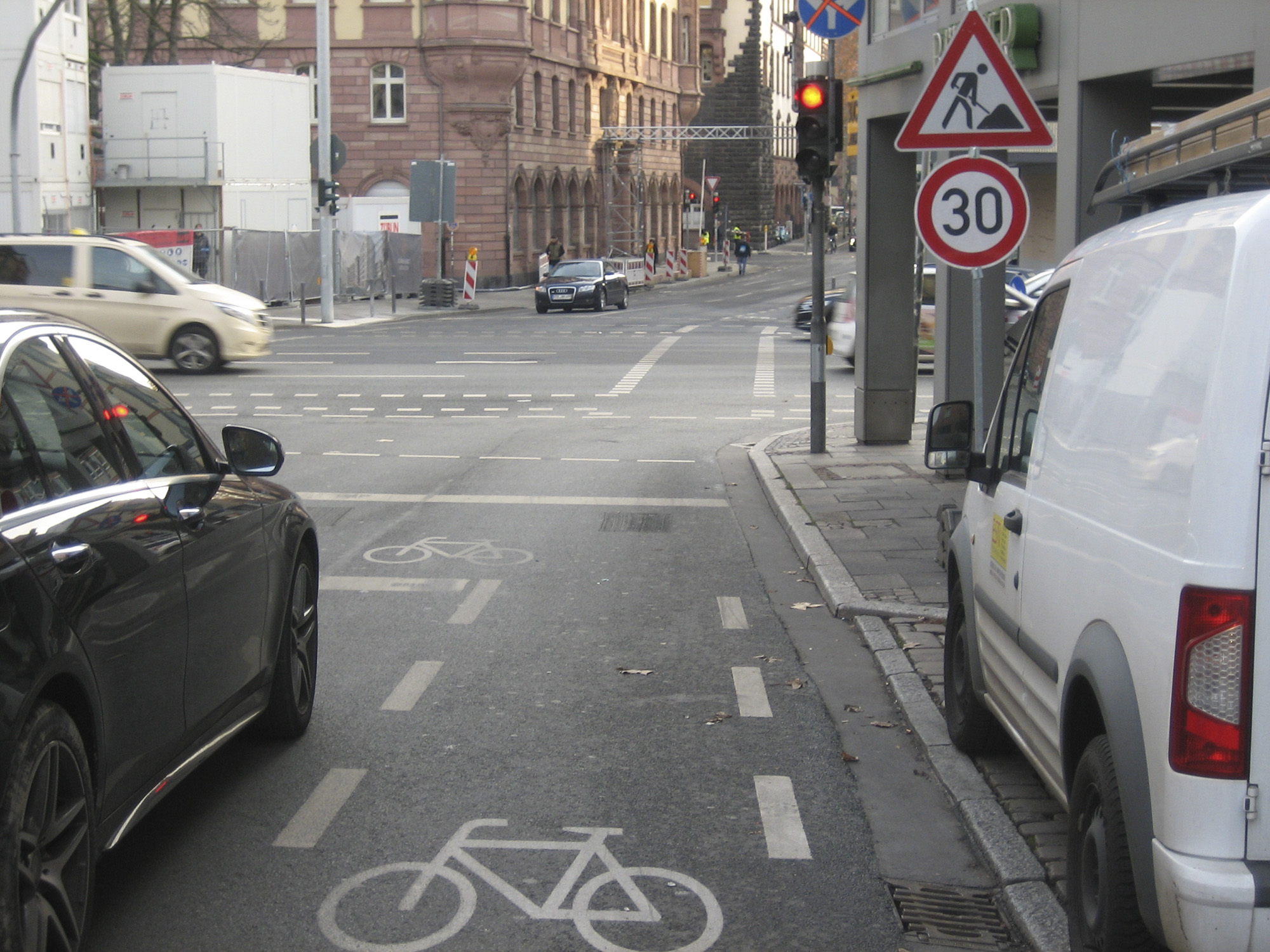 Freie Radfahrt vom Café Wacker bis ans Mainufer und zurück: Im Berich Kornmarkt/Buchgasse wurde die gesamte Verkehrsführung geändert und für den Radverkehr geöffnetFoto: Bertram Giebeler