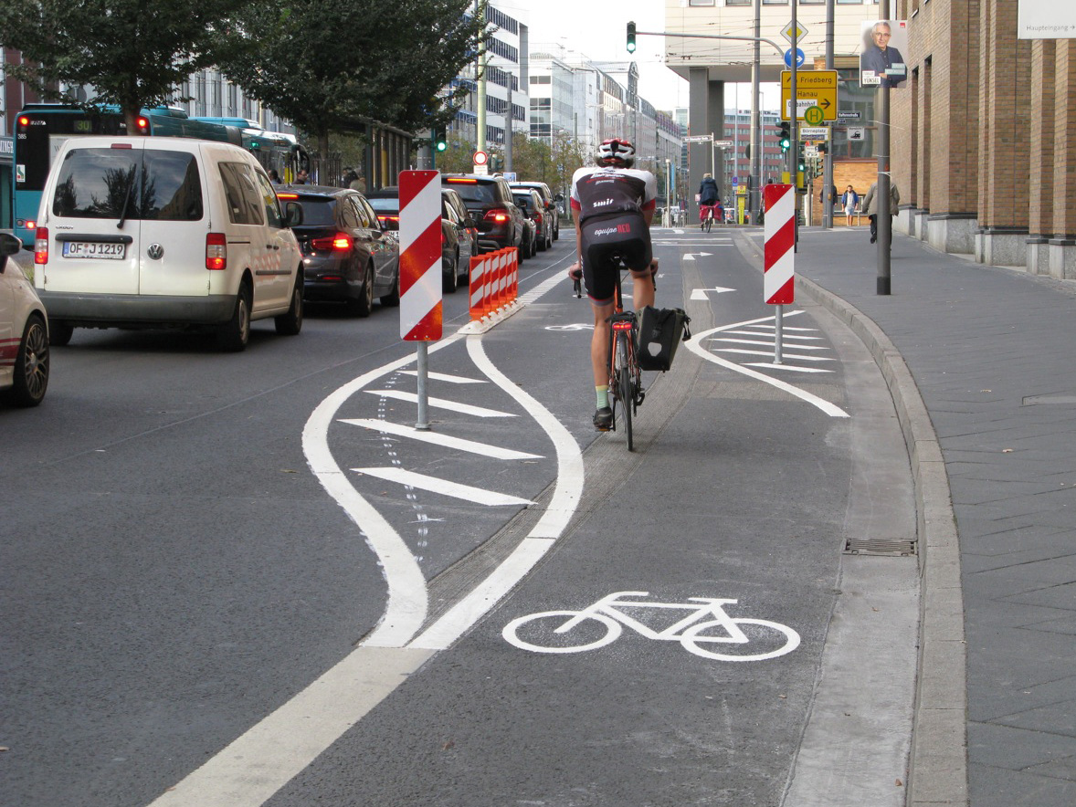 So wird der Radverkehr jetzt auf die Kreuzung zugeführt – eine gute und sichere Lösung. Der KFZ-Verkehr fährt ab dort einspurigFoto: Peter Sauer