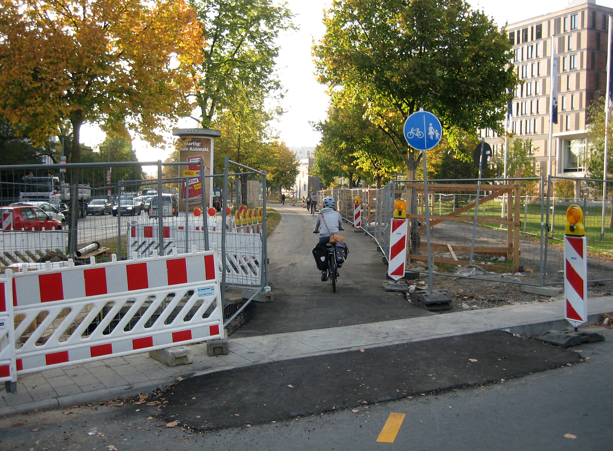 Endlich wieder oben: Radfahrer und Fußgänger auf der neu verlegten Asphaltdecke über der FernwärmeleitungFoto: Bertram Giebeler