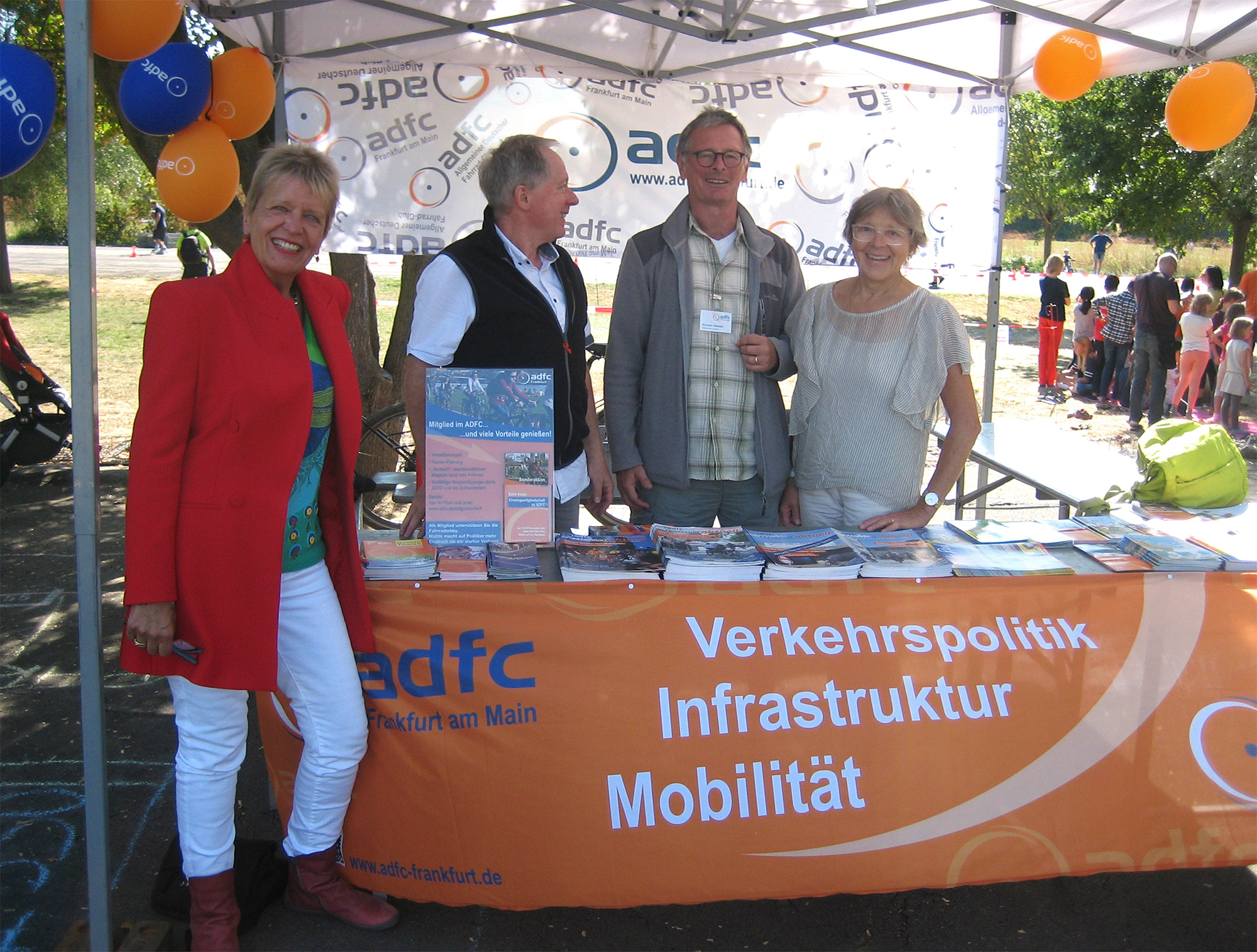 Besuch am ADFC-Stand in Bonames: SPD-Bundestagsabgeordnete Ulli Nissen (li), mit Ecki Wolf, Bertram Giebeler und Anne Wehr vom ADFC. Später kam auch noch der Verkehrsdezernent vorbei(Foto ADFC)