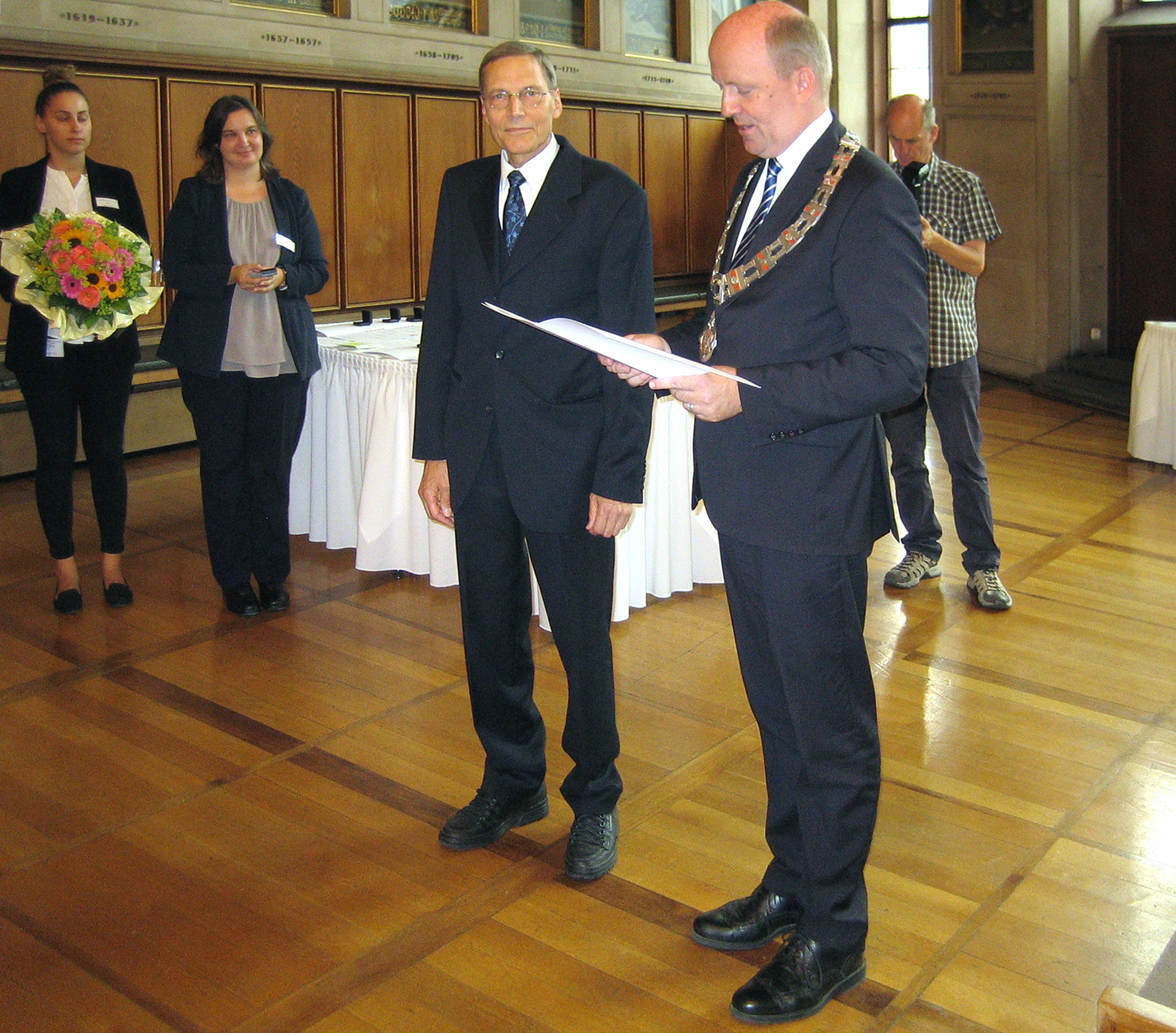 Ingolf Biehusen (li) und Bürgermeister Uwe Becker. Foto: Helmut Lingat