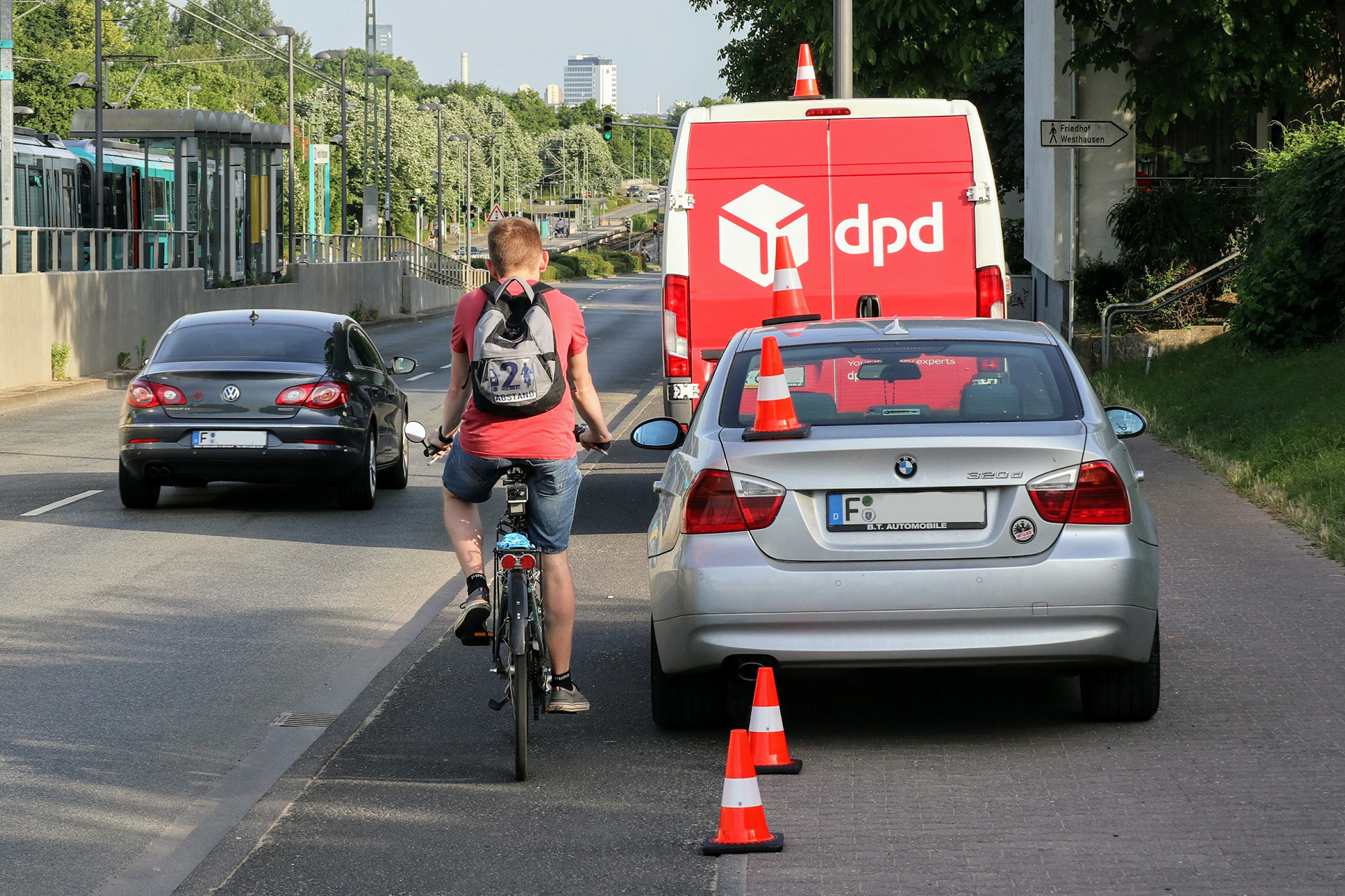 Rücksichtslos: Falschparker verengen den Raum für Rad- und Fußverkehr. Auf dem Radweg sind Radfahrende zwischen den KFZ und der Hauptverkehrsstraße "eingeklemmt" – Mitten im Bereich sich möglicherweise öffnender Türen