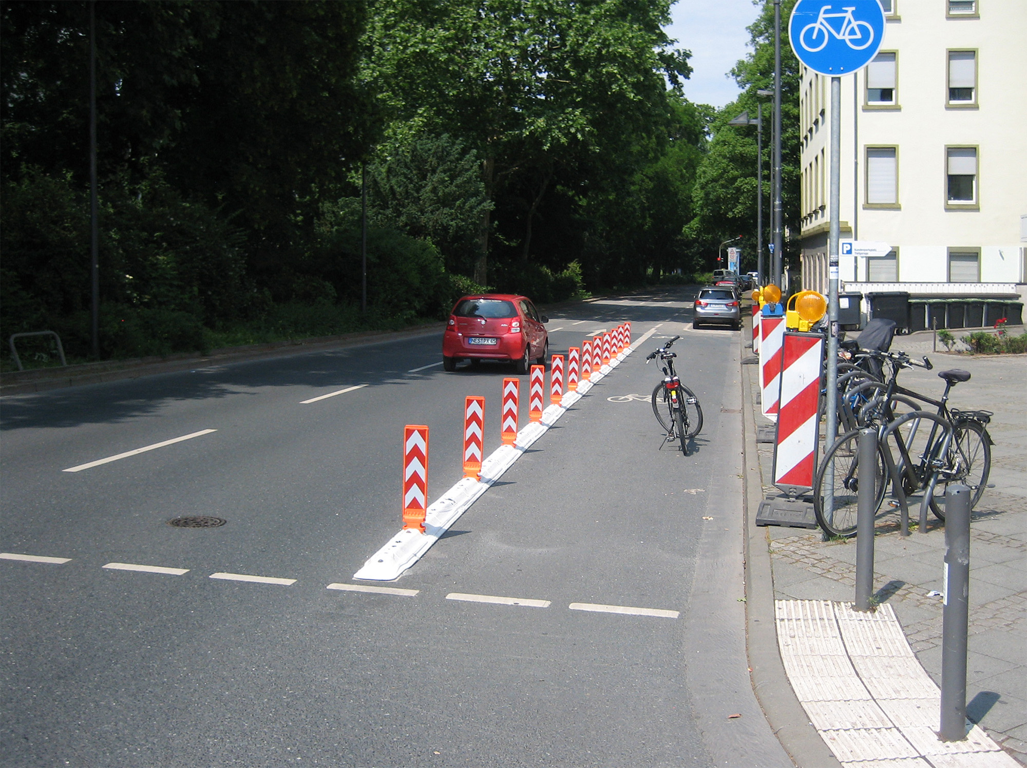 Endlich geht die Stadt zu effektiver Falschparkervergrämung über. Weiter so!