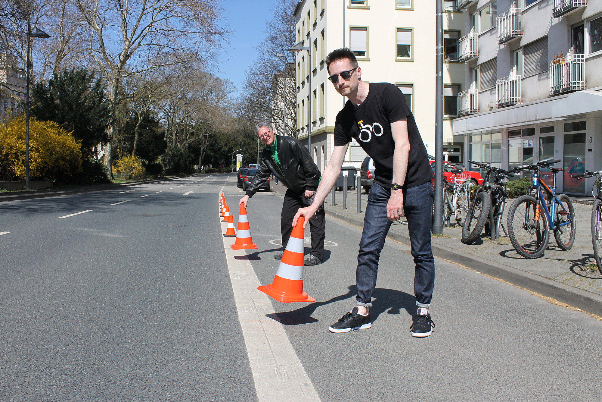 Eine Sache von Sekunden: Rainer und Bertram vom ADFC stellen 10 Plastikhütchen auf die Begrenzungslinie des RadstreifensFoto: ADFC Frankfurt Verkehrs-AG