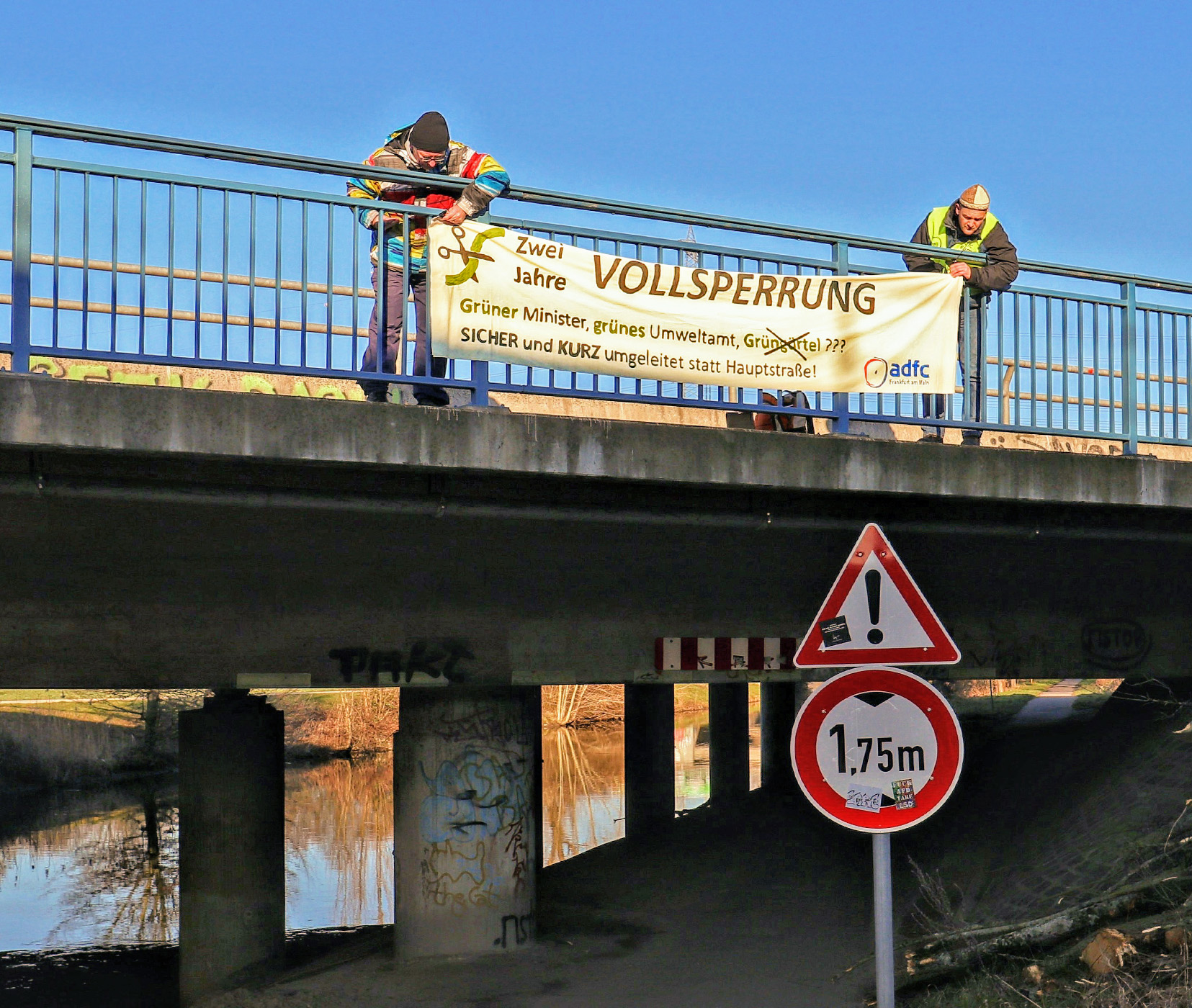 Adressat unserer Forderung nach kurzer und sicherer Umleitung ist der Verkehrsminister, und vom Magistrat erwarten wir mehr Engagement bei der Verteidigung des Leuchtturmprojekts "GrünGürtel" – eins von 4 Transparenten des ADFC an der Niddabrücke der A 648Foto: Susanne Neumann