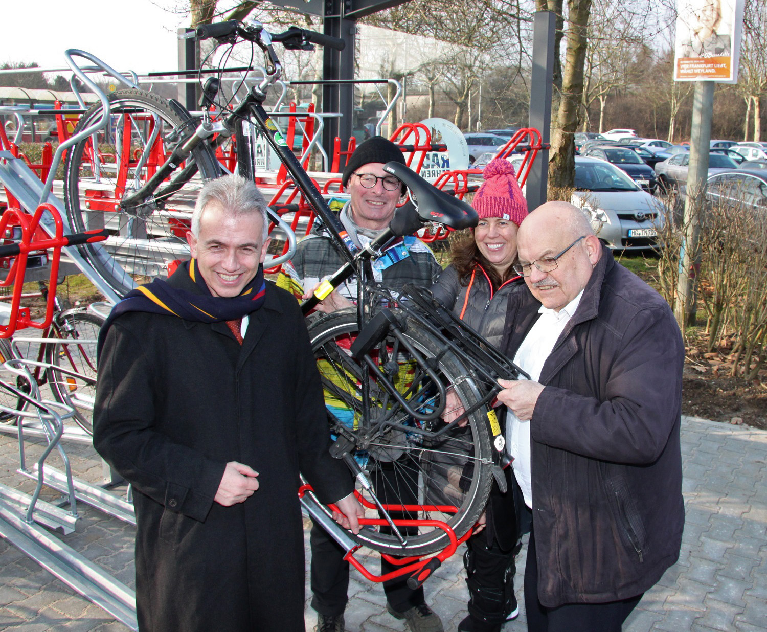 Da freut sich ganz Kalbach: OB Peter Feldmann, ADFC-Sprecher Bertram Giebeler, Ortsvorsteherin Carolin Friedrich, Verkehrsdezernent Klaus Oesterling schieben das erste Fahrrad in die doppelstöckige FahrradparkanlageFoto: Radfahrbüro Ffm