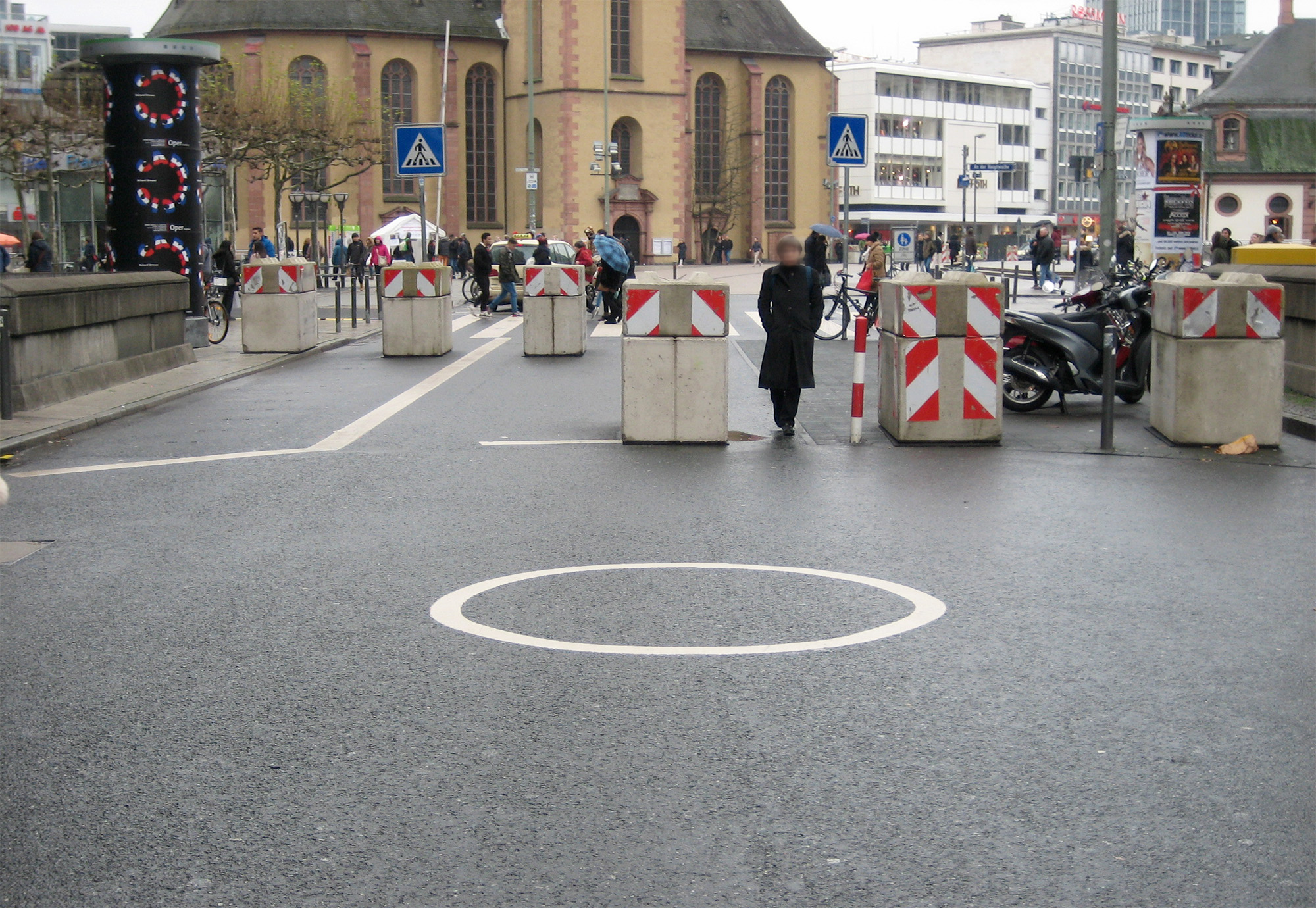 Vor dem Kaufhof Hauptwache: hier kann ein LKW zumindest nicht mit hohem Tempo durch. Was leider jetzt fehlt: die 17 Fahrrad-Abstellbügel, die dort bisher auf der linken Seite standenFoto: Bertram Giebeler