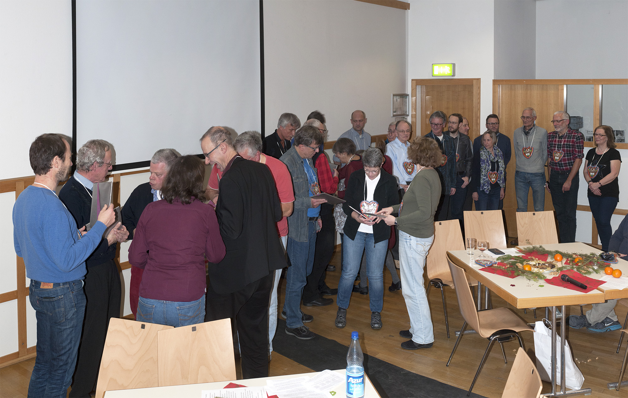 Die Leiter/innen der 14 AGs und Stadtteilgruppen des ADFC Frankfurt bekommen als Anerkennung ein Buch zu 200 Jahren Fahrradgeschichte überreicht und on Top noch ein ADFC-gelabeltes Lebkuchenherz umgehängt Foto: Eckehard Wolf