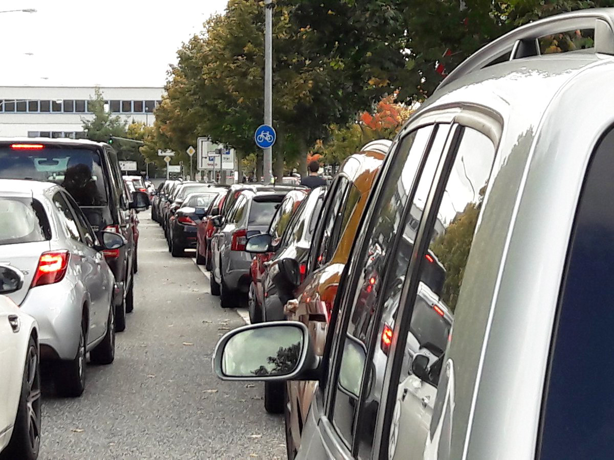 So sieht ein benutzungspflichtiger Radstreifen aus, wenn in der Fraport-Arena gespielt wird