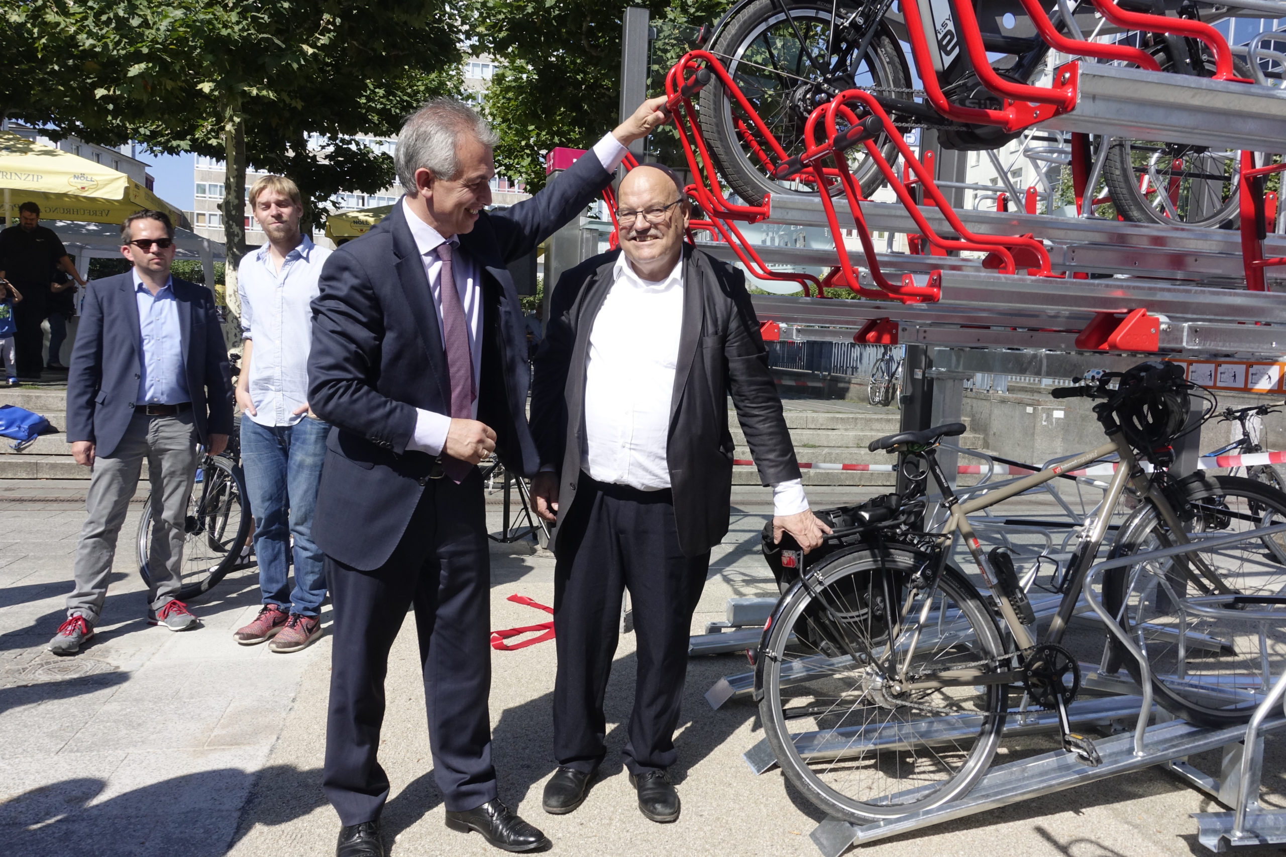 Da haben zwei gut lachen: OB Peter Feldmann (li) und Verkehrsdezernent Klaus Oesterling eröffnen die neue Fahrrad-Abstellanlage an der KonstablerwacheFoto: Eckehard Wolf, ADFC Frankfurt