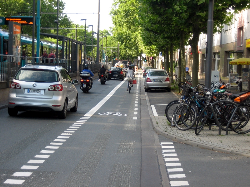 Neue Klarheit an der Eckenheimer Landstraße in Frankfurt: Ein Radstreifen mit BreitstrichFoto: Bertram Giebeler, ADFC Frankfurt