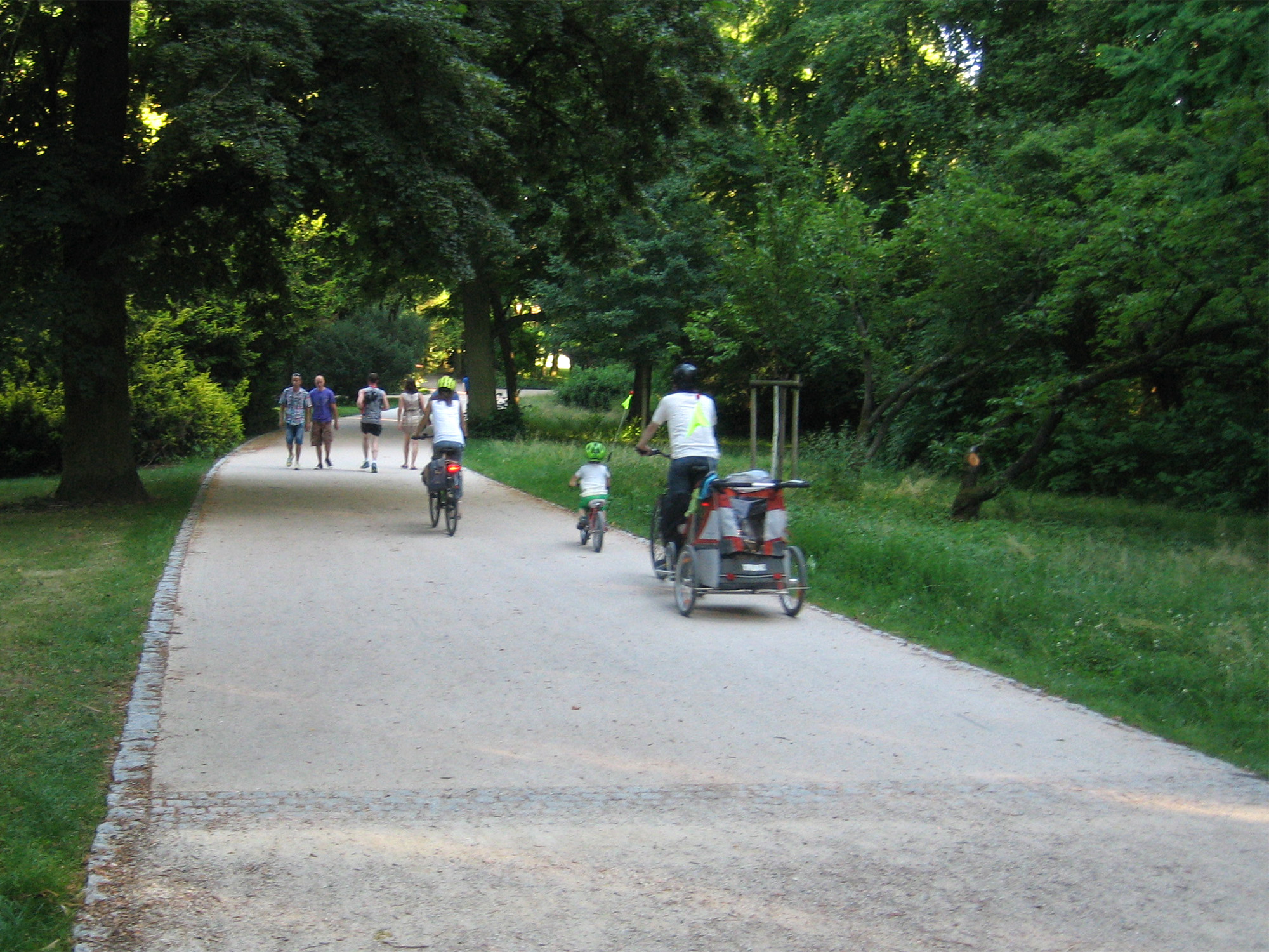 Kein Kind wird aus dem Anhänger geschüttelt, kein Jogger bricht sich die Haxe: die Gefällstrecke im Grüneburgpark, (hier von oben gesehen ab dem Übergang zum Asphalt) kommt ganz ohne Entwässerungsrinnen aus! Fotos: Bertram Giebeler, ADFC Frankfurt