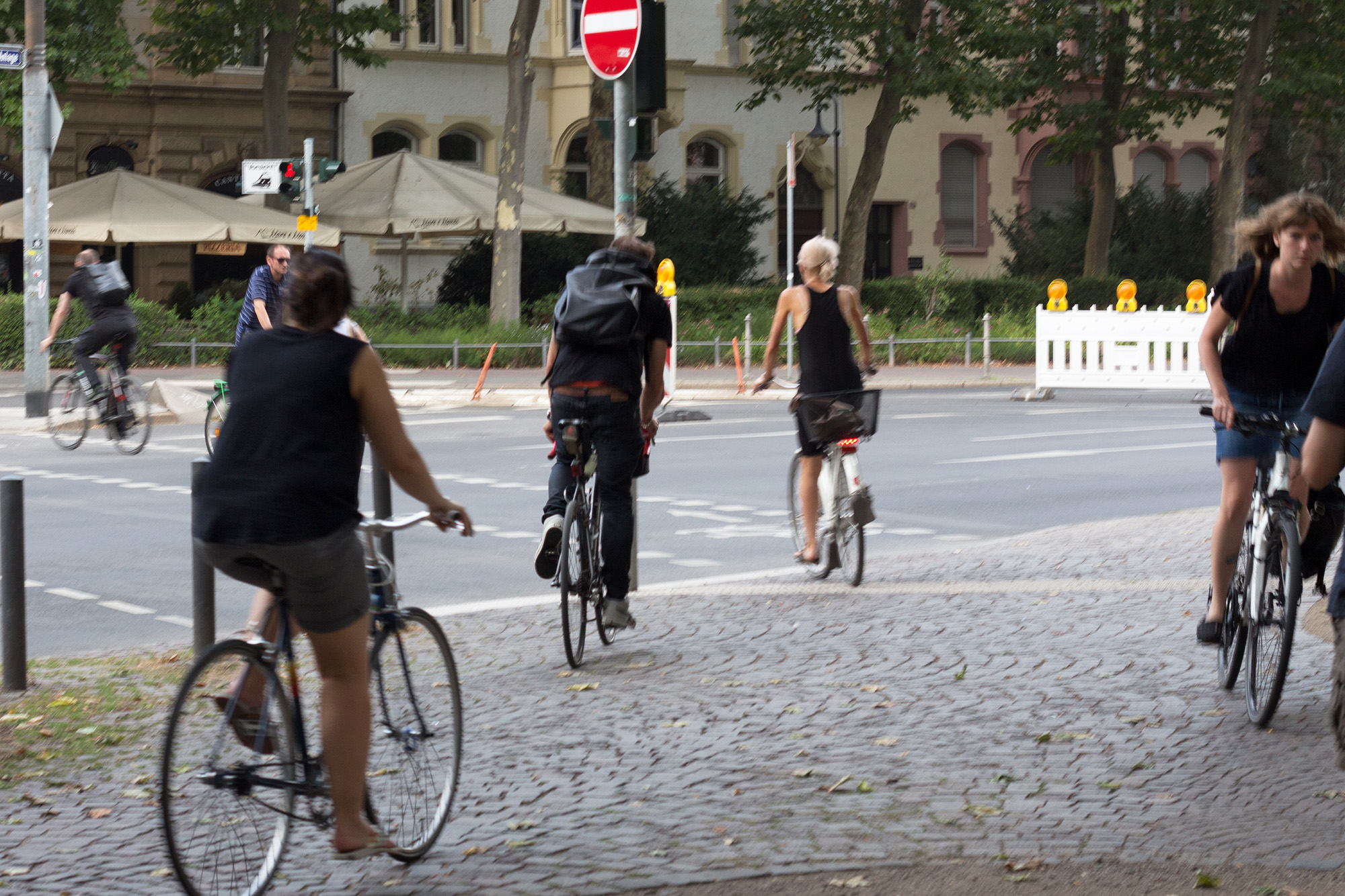 Der Homo Frankfurtensis, bekannt für seine hohe Radfahrer-Vermehrungsrate, auf dem Rad. Angstmache der ADFC-Zentrale kümmert ihn offenbar nicht