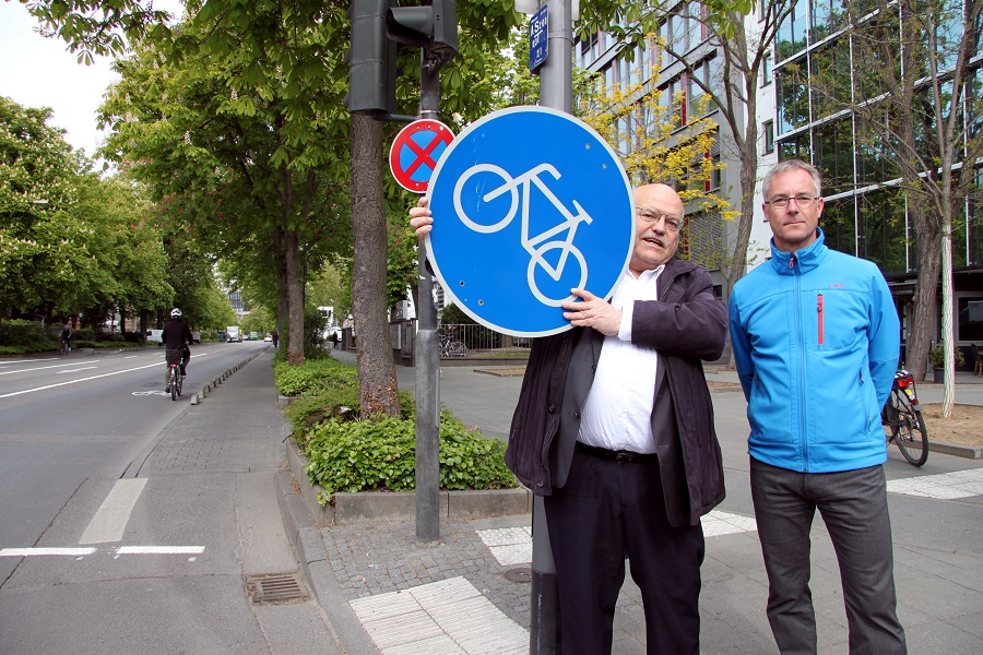 Das Ende der blauen Schilder an der Bockenheimer Landstraße: Verkehrsdezernent Klaus Oesterling (li) nimmt das blaue Schild ab. Bei ihm Joachim Hochstein, Leiter des Radfahrbüros.Foto: Torsten Willner