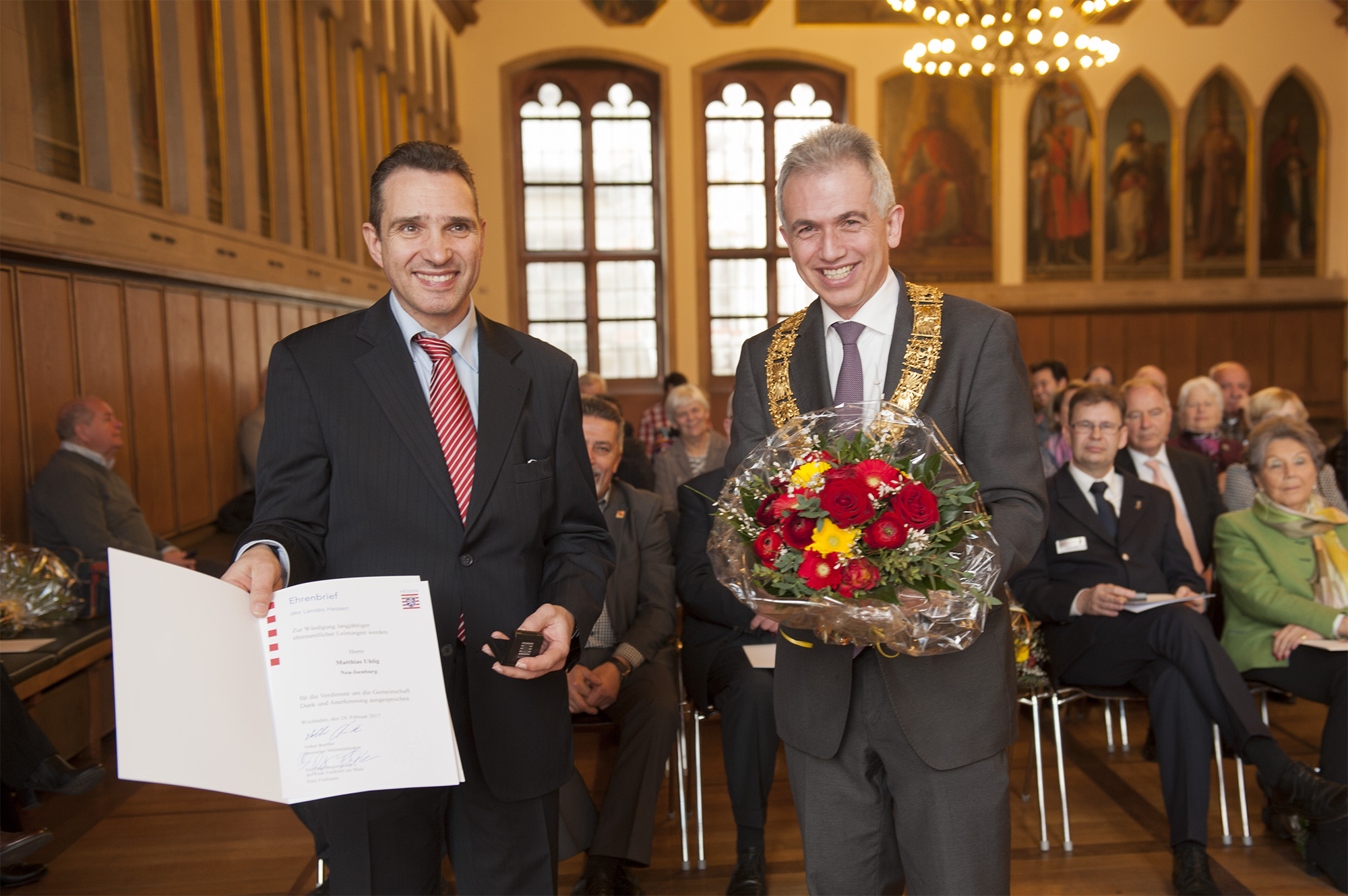 Ehre wem Ehre gebührt: Matthias Uhlig wird von OB Peter Feldmann ausgezeichnet.Foto: Eckehard Wolf