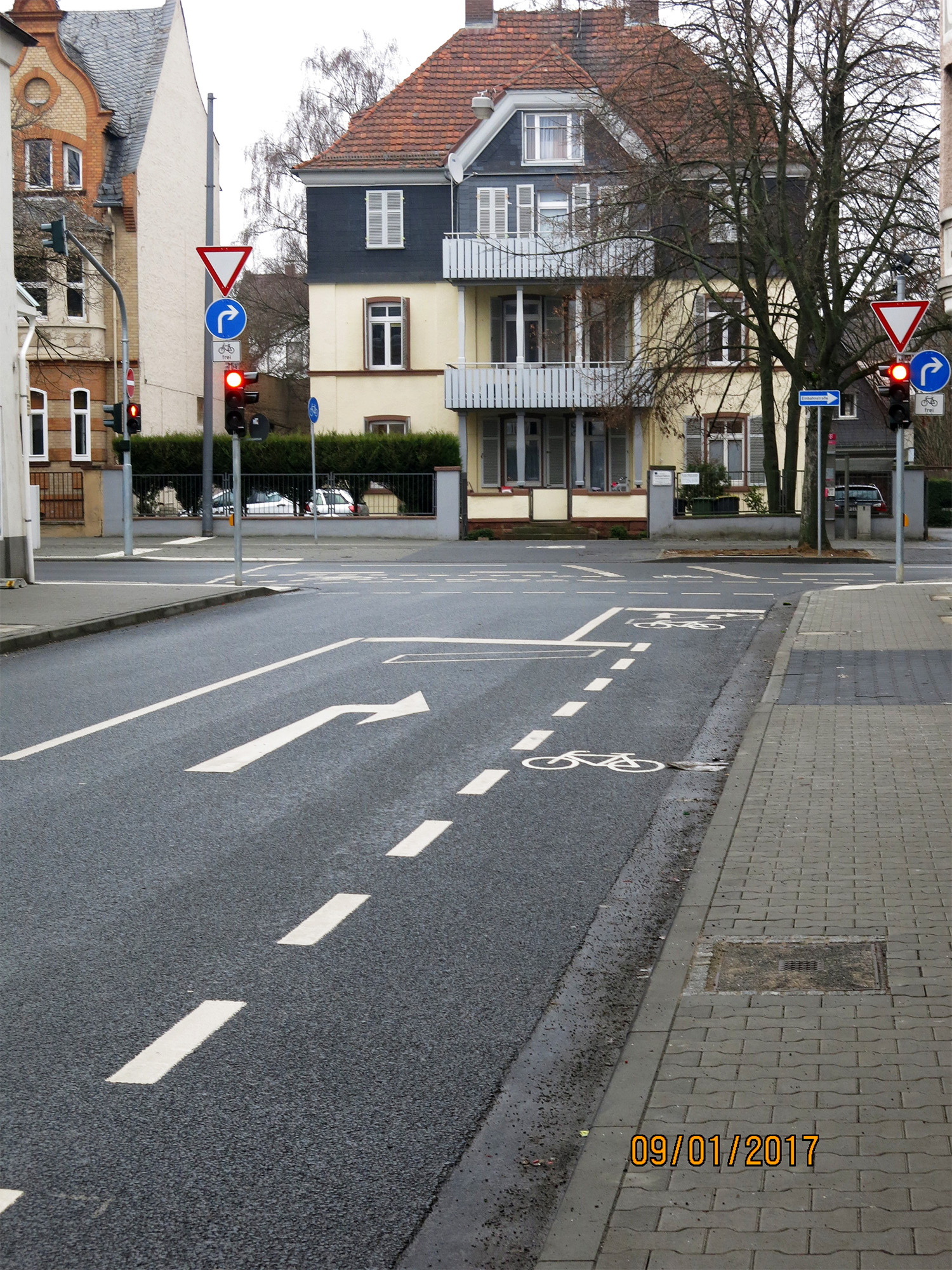 Schutzstreifen und Aufstellfläche am Ende der Wasgaustraße vor der Königsteiner StraßeFoto: Klaus Konrad