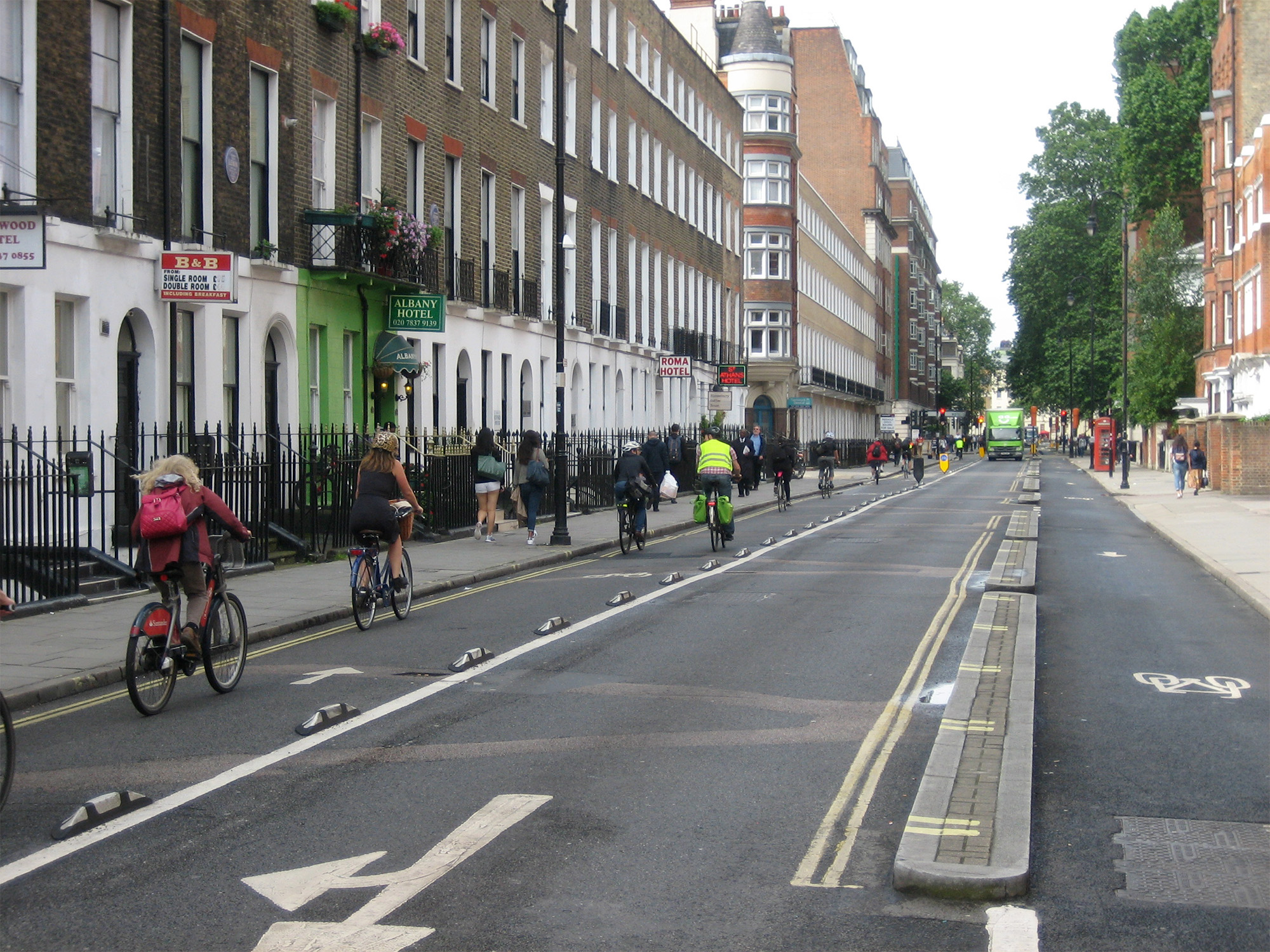 Schutz der Radfahrer durch physische Trennung vom Autoverkehr: Protected Bike Lane in London